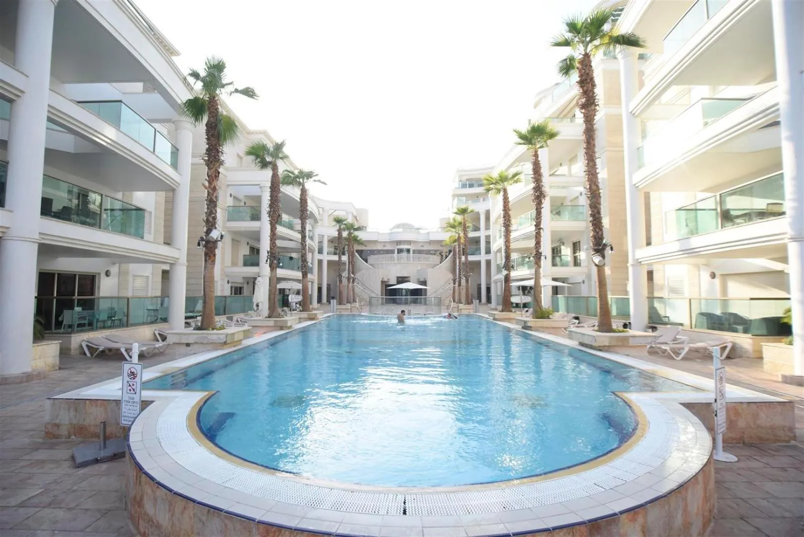 Swimming pool in City Resort Palmore