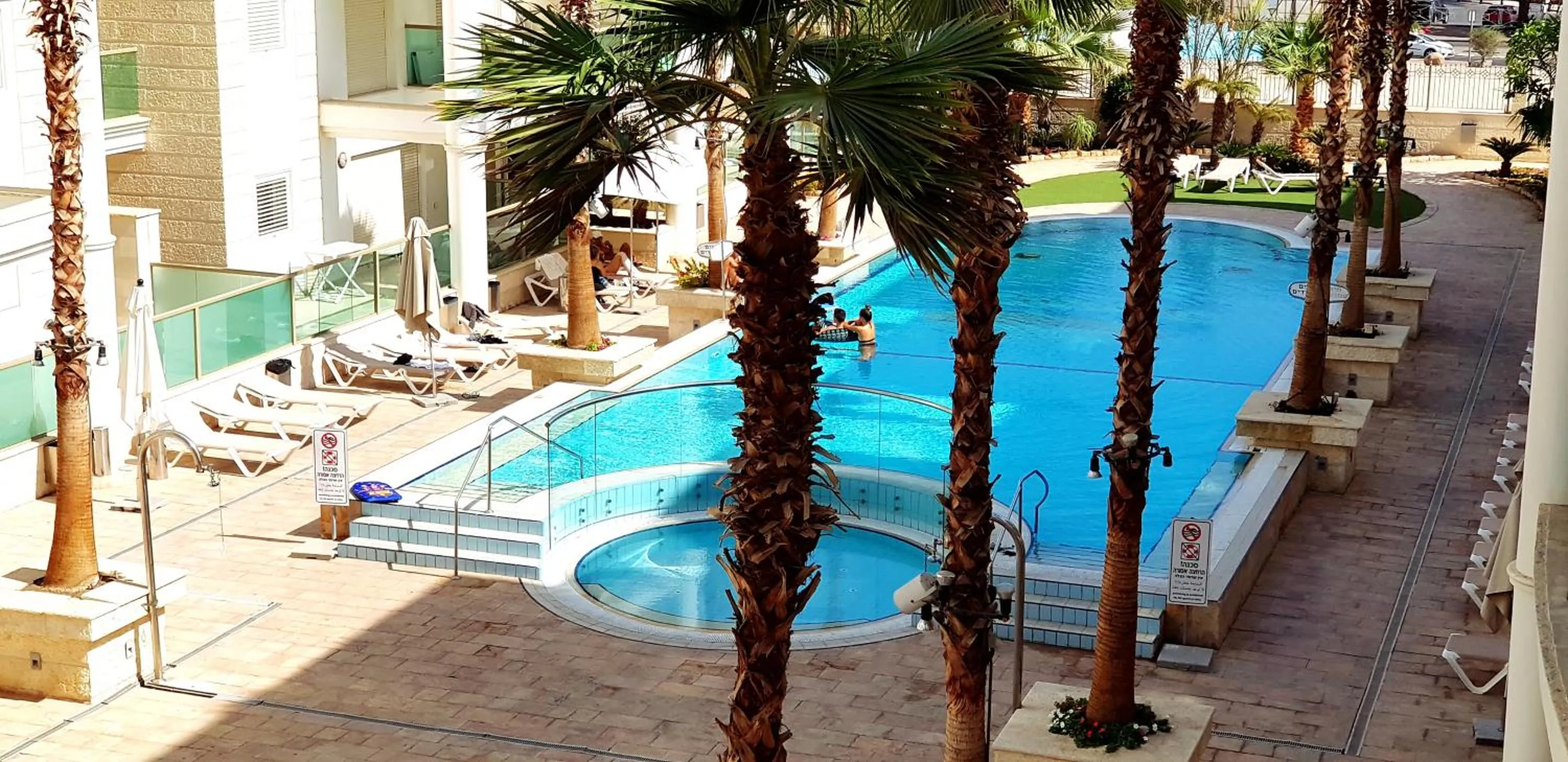 Pool view in City Resort Palmore