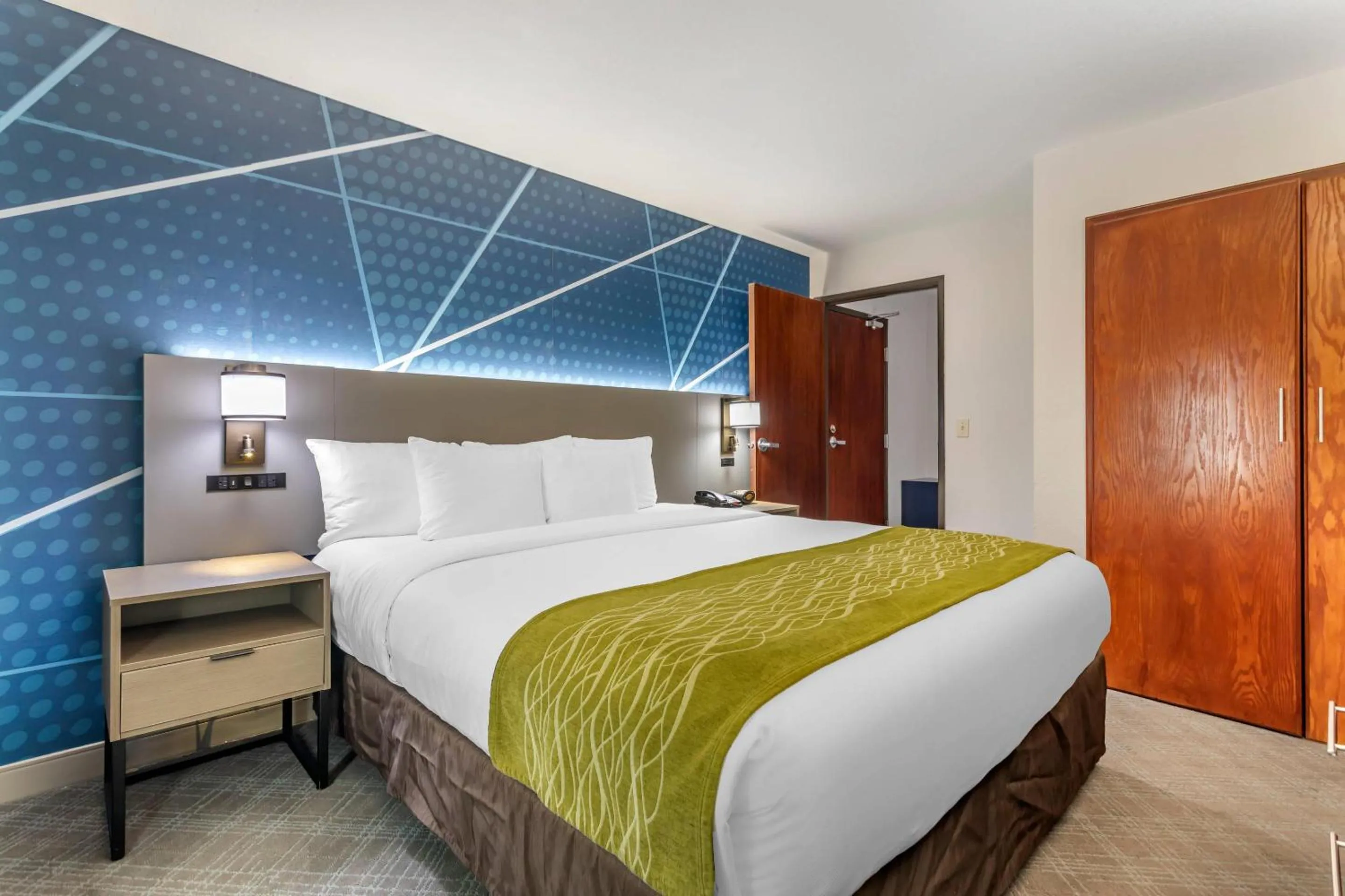 Bedroom, Bed in Comfort Suites Downtown Sacramento