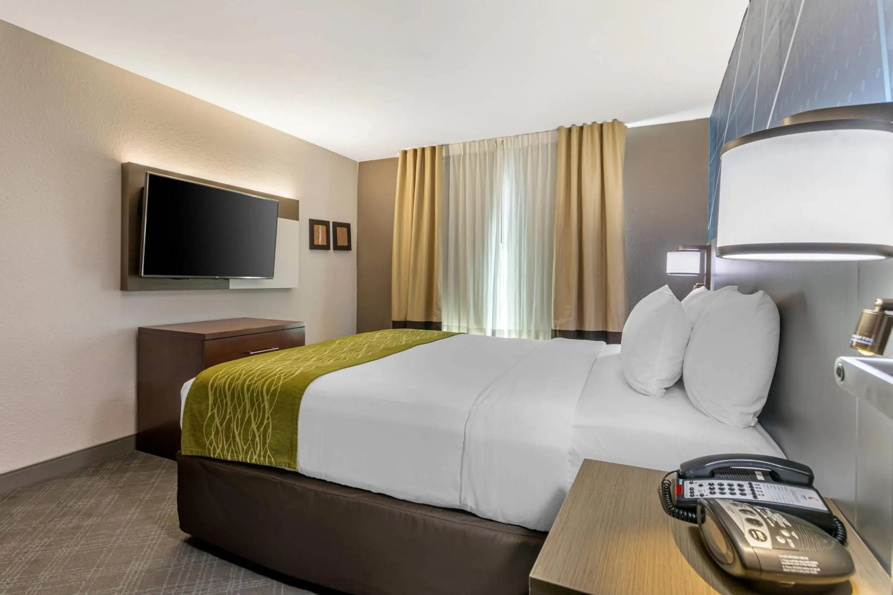 Bedroom, Bed in Comfort Suites Downtown Sacramento