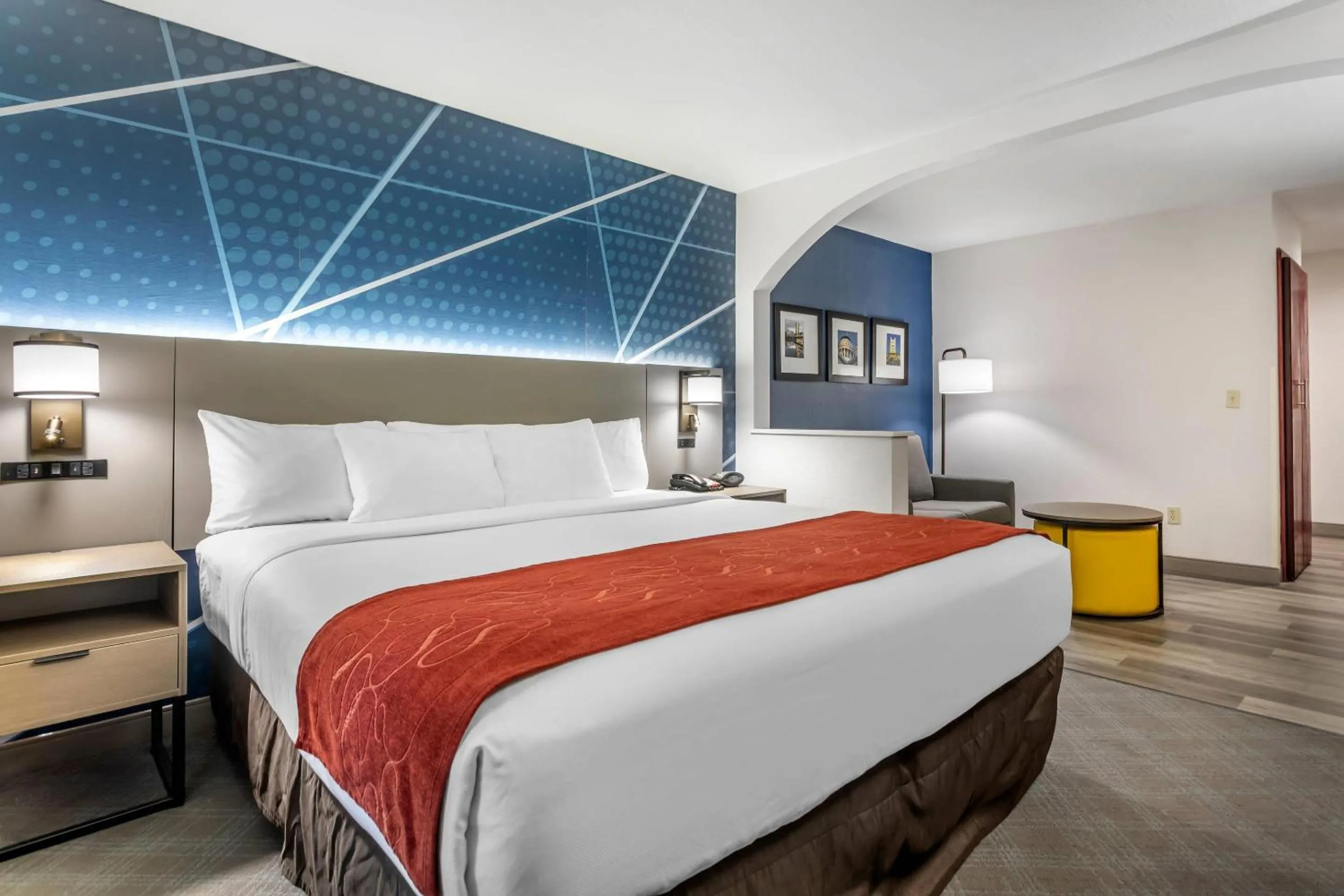Bedroom, Bed in Comfort Suites Downtown Sacramento