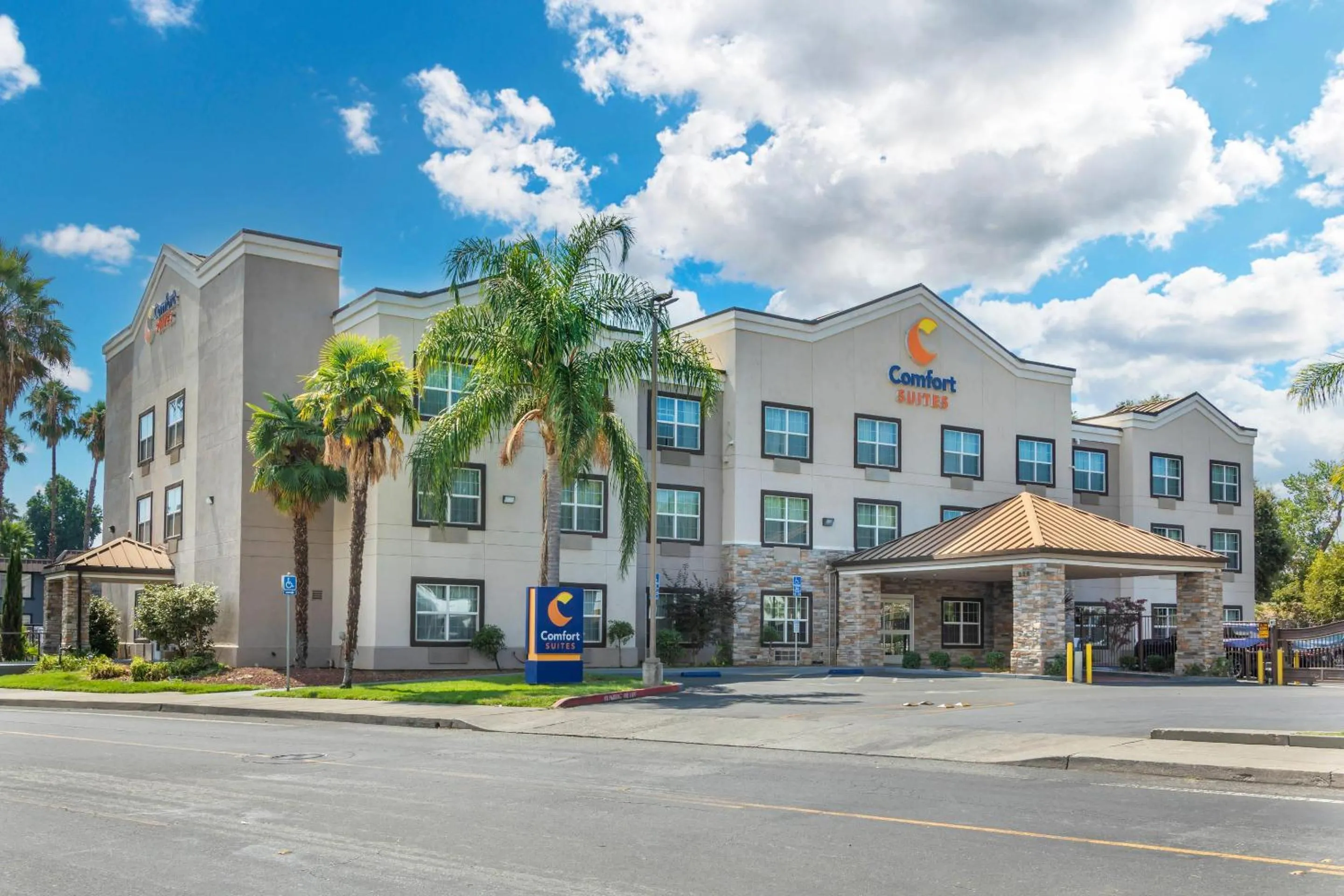 Property building in Comfort Suites Downtown Sacramento