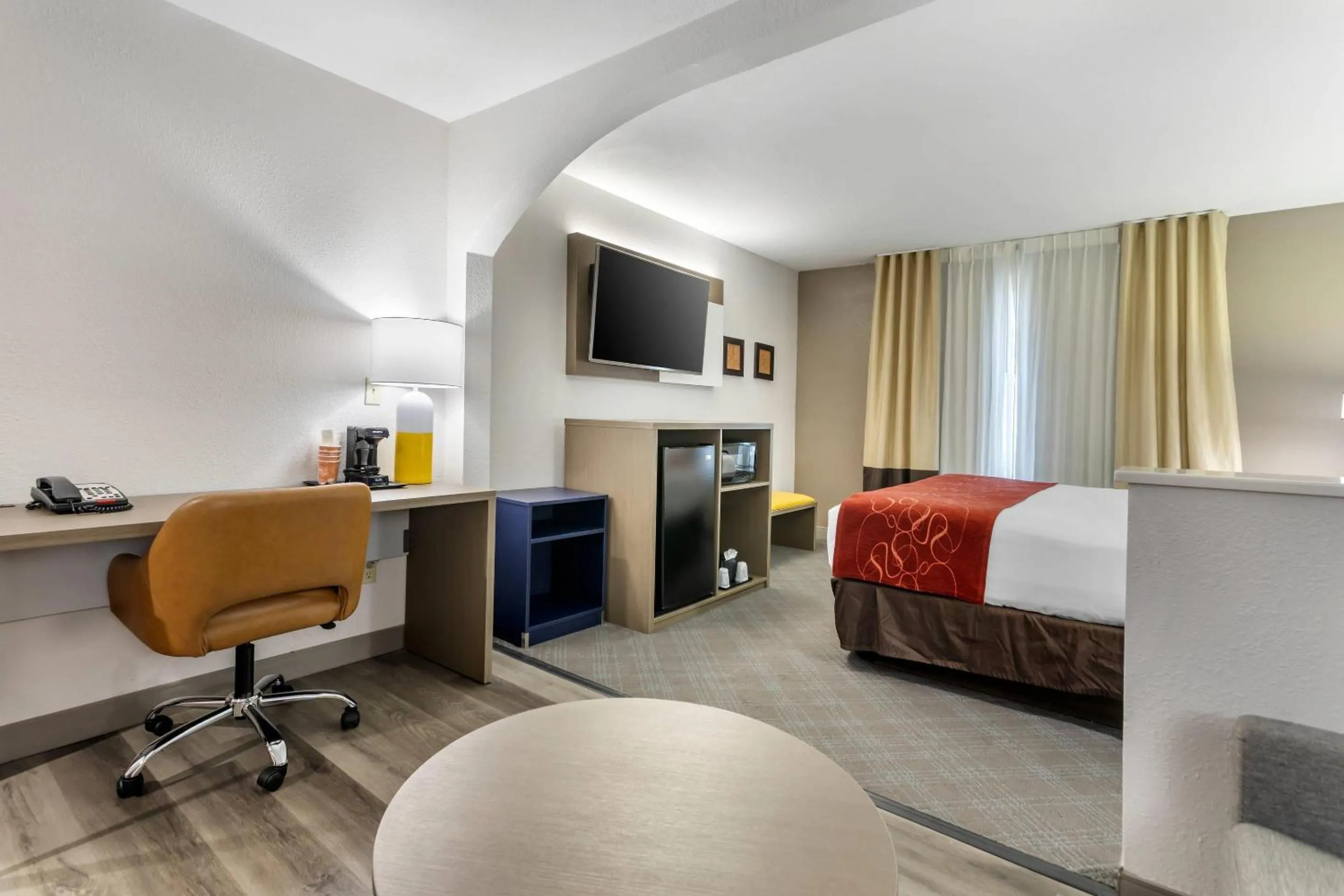 Bedroom, Bed in Comfort Suites Downtown Sacramento