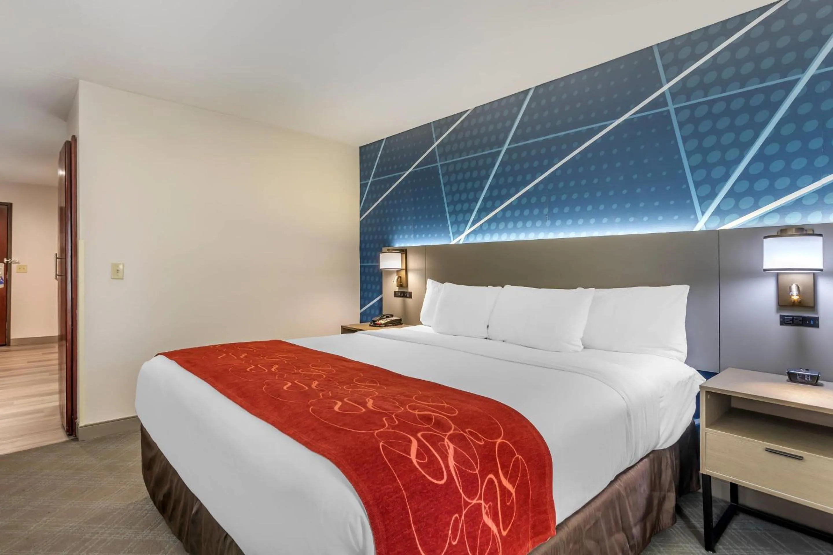 Bedroom, Bed in Comfort Suites Downtown Sacramento