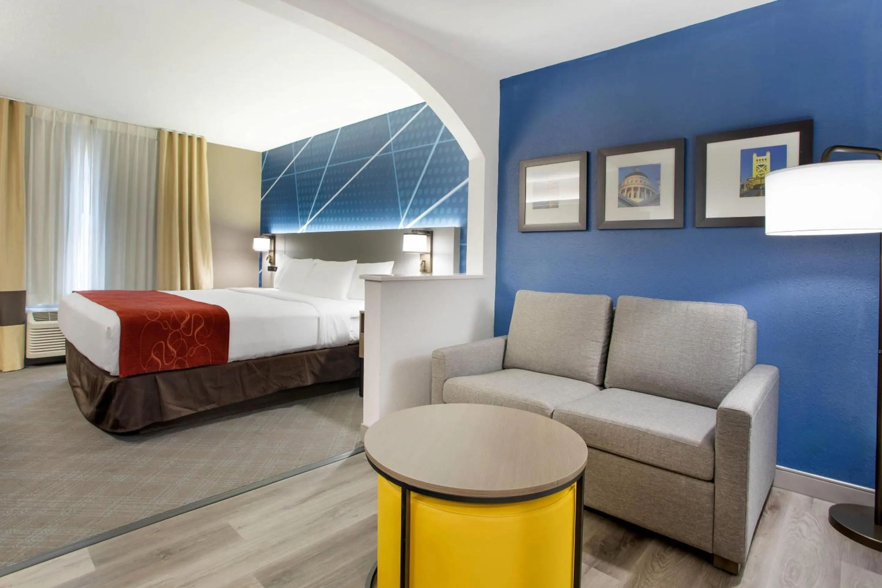 Bedroom in Comfort Suites Downtown Sacramento