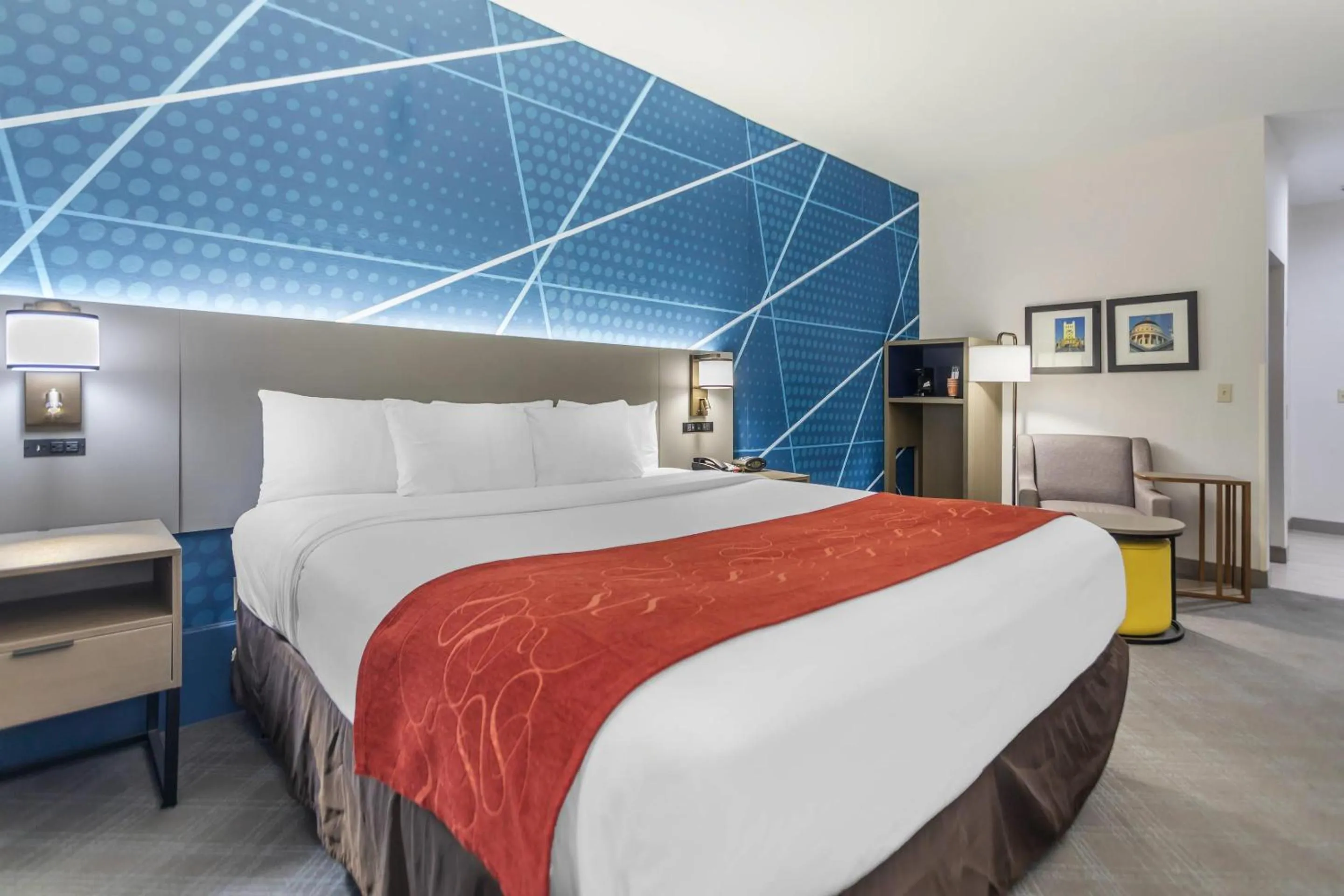 Bedroom, Bed in Comfort Suites Downtown Sacramento