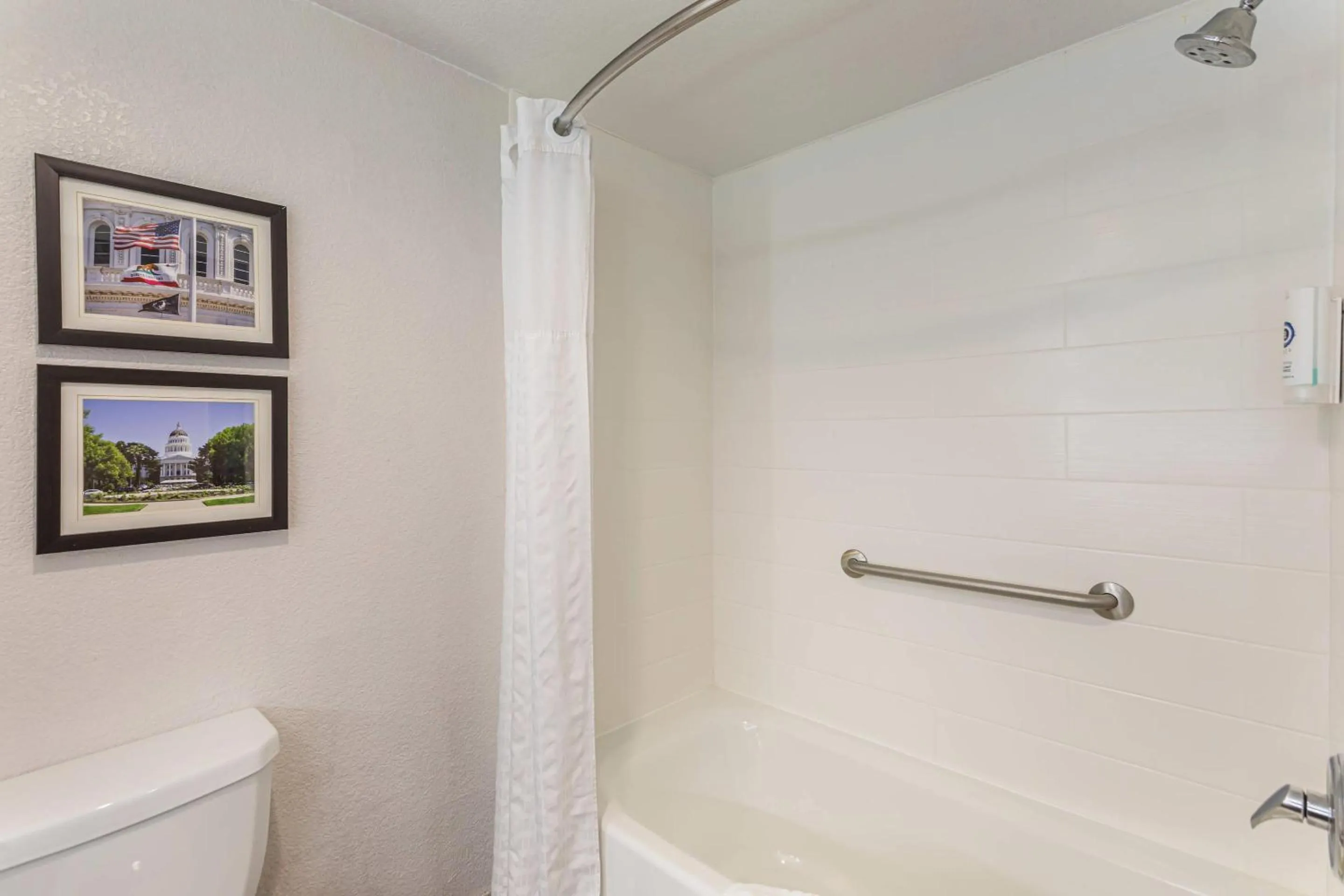 Bedroom in Comfort Suites Downtown Sacramento