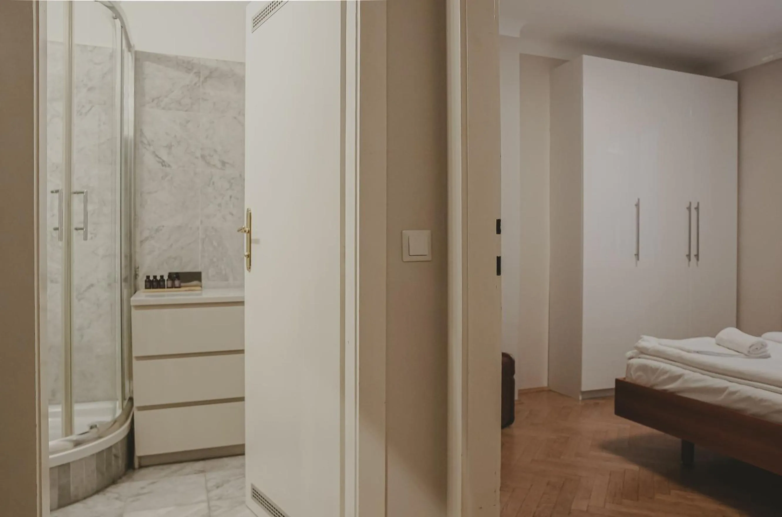Shower, Bed in HeyMi Apartments Schwedenplatz