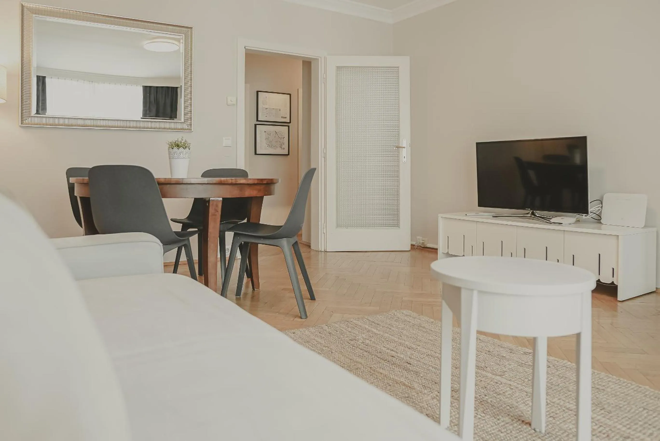 TV and multimedia in HeyMi Apartments Schwedenplatz