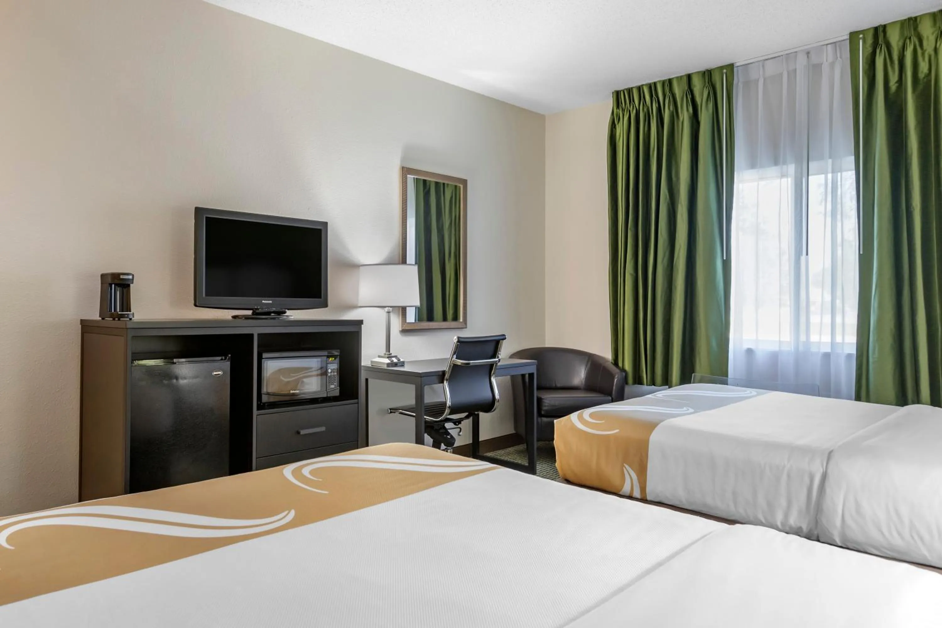 TV and multimedia, Bed in Quality Inn & Suites