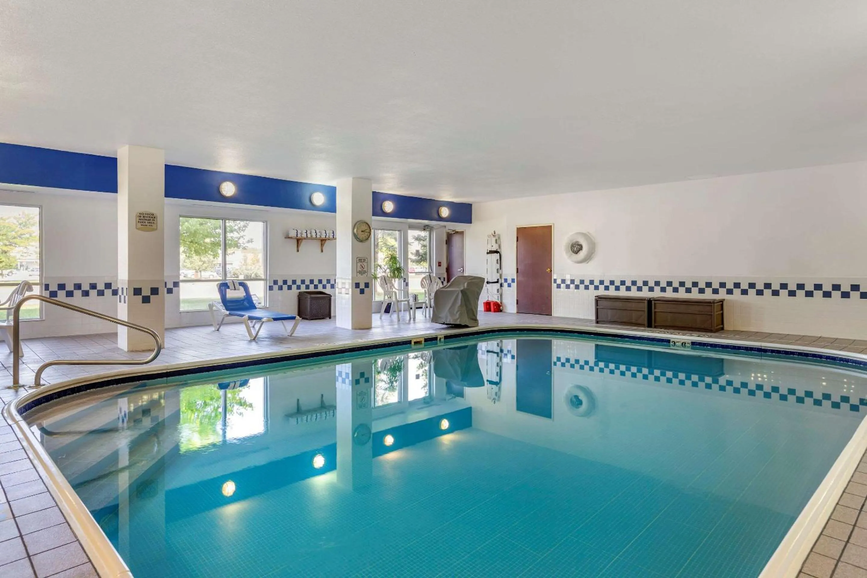 Swimming pool in Quality Inn & Suites