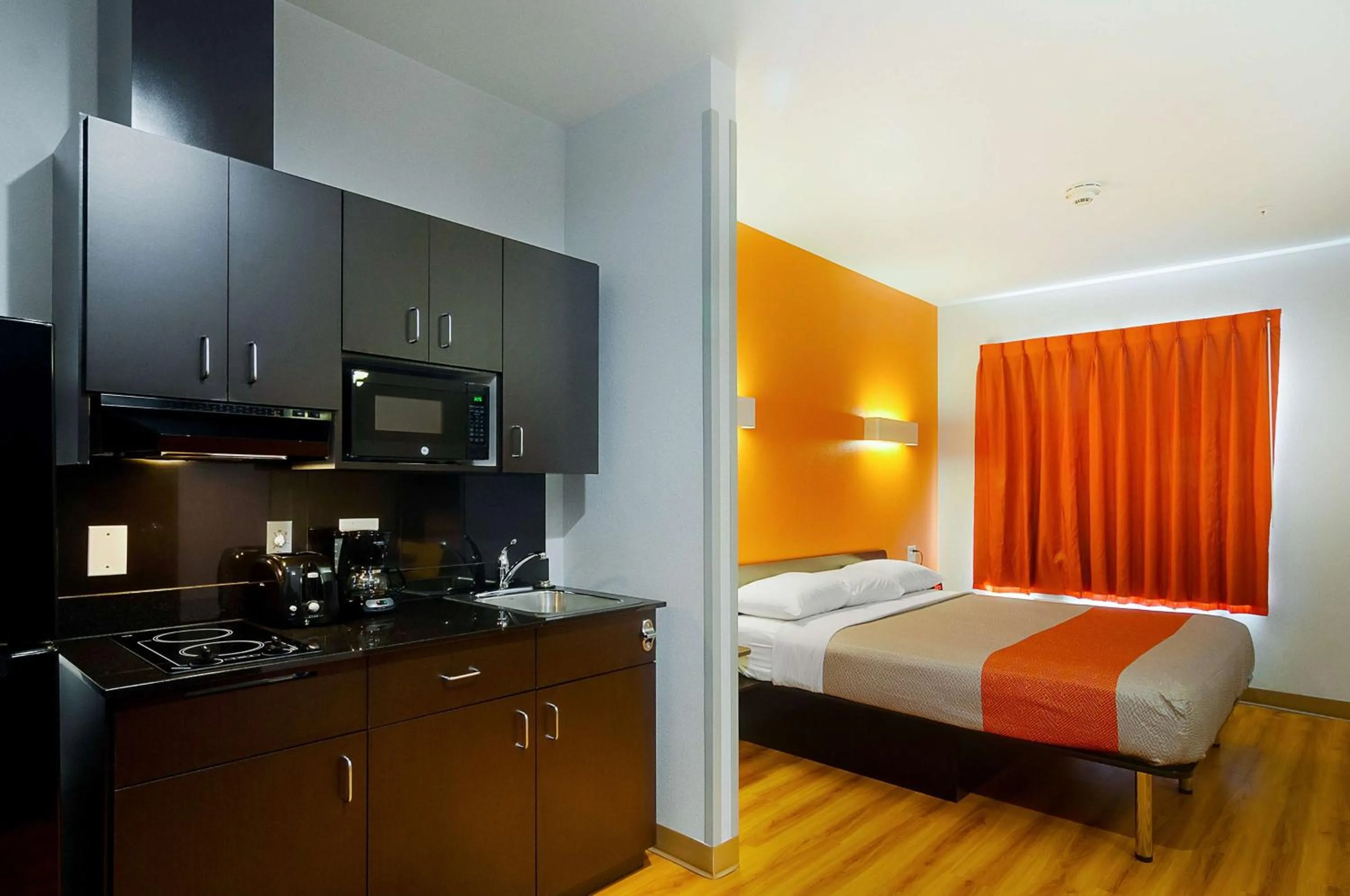 Kitchen or kitchenette, Bed in Motel 6-Midland, TX