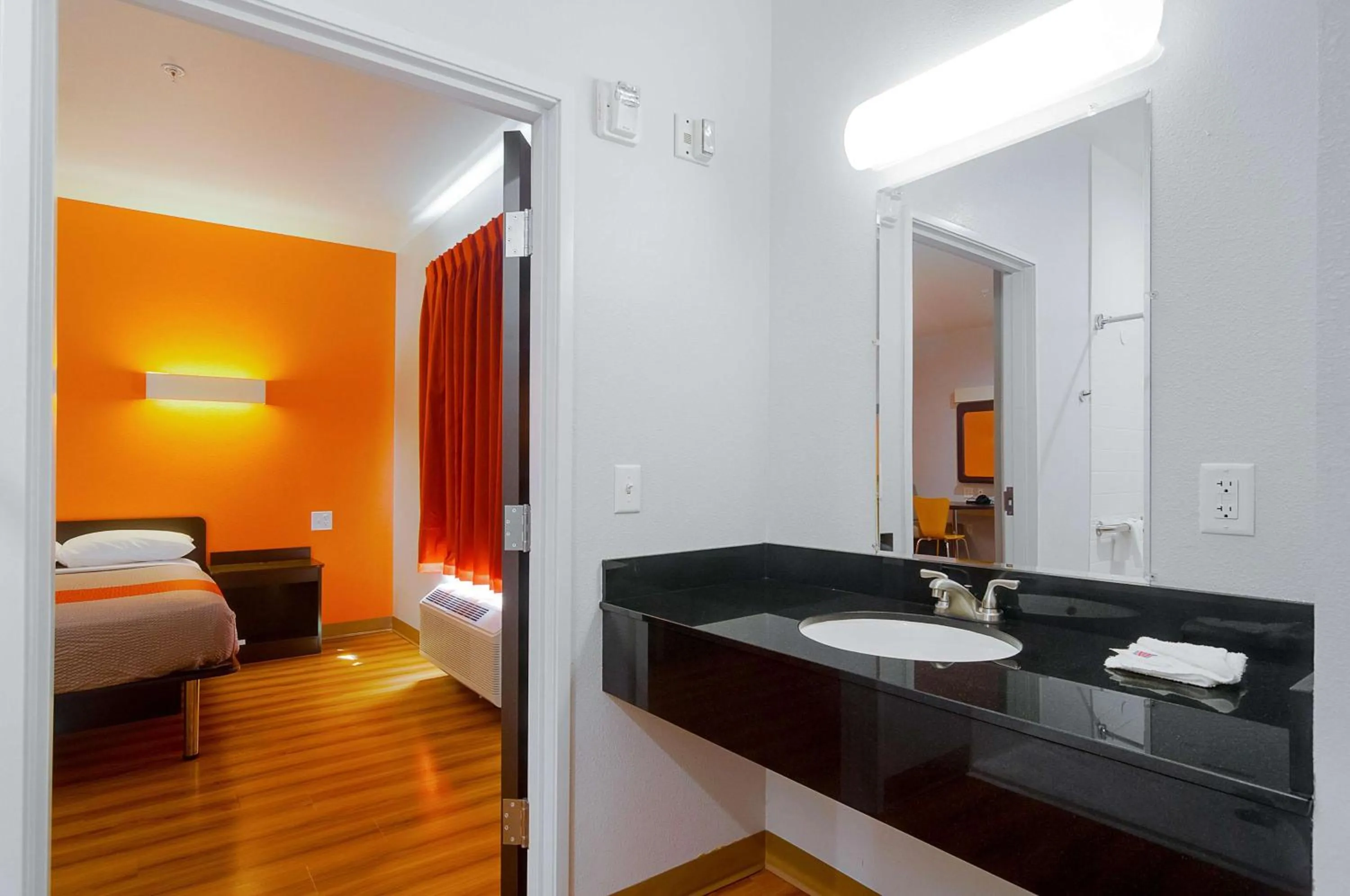 Bathroom, Bed in Motel 6-Midland, TX