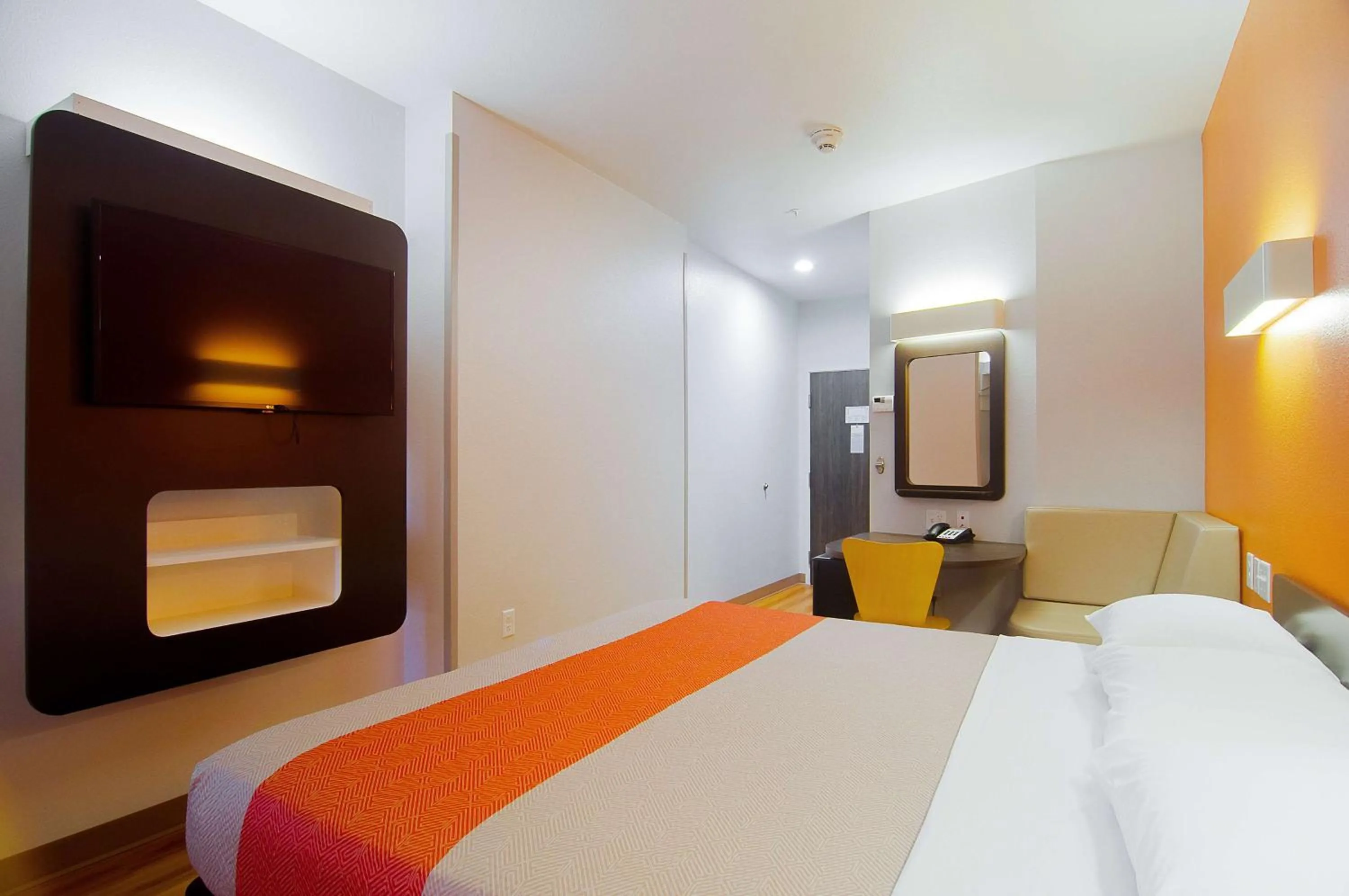 TV and multimedia, Bed in Motel 6-Midland, TX