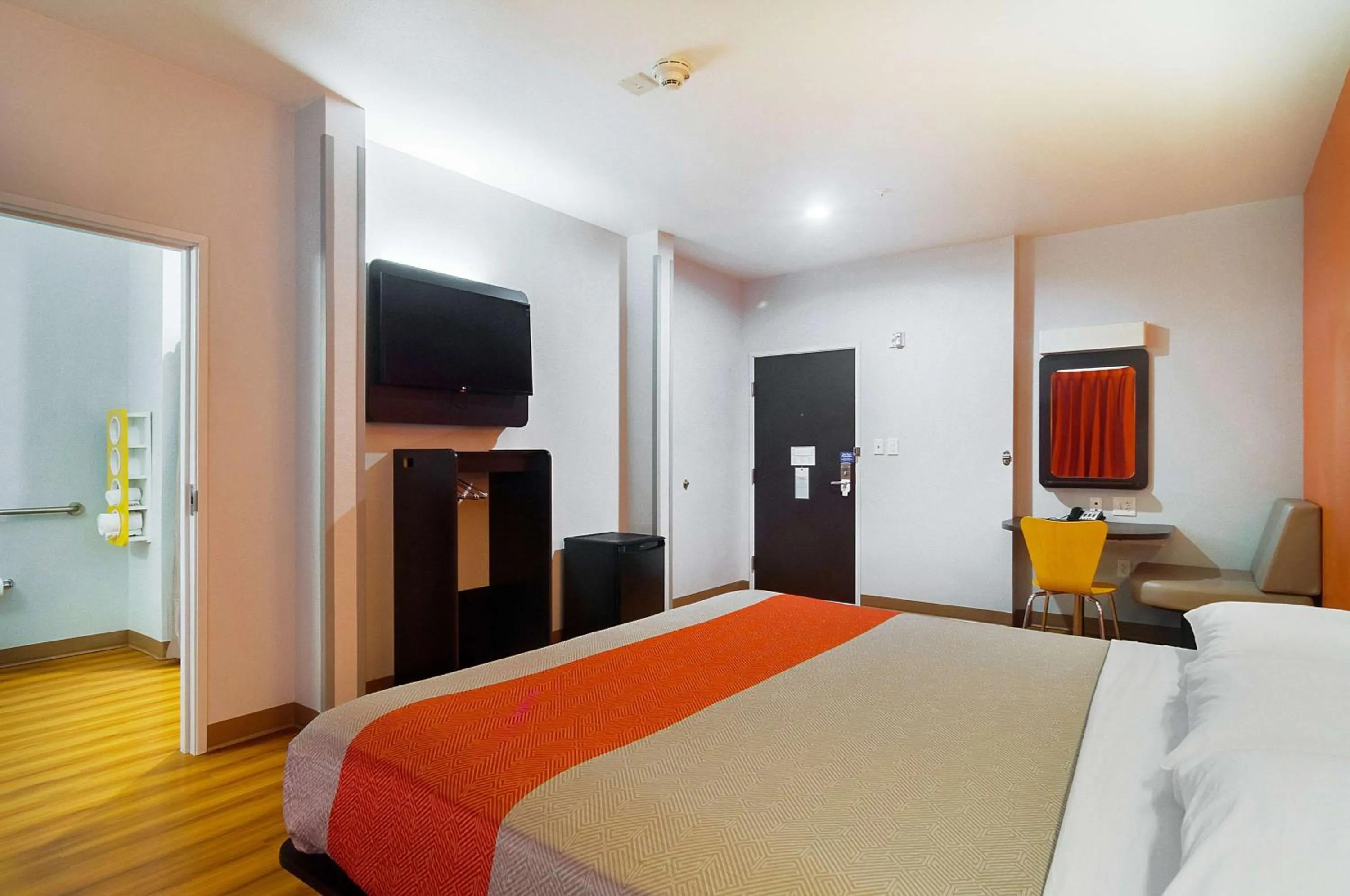 TV and multimedia, Bed in Motel 6-Midland, TX