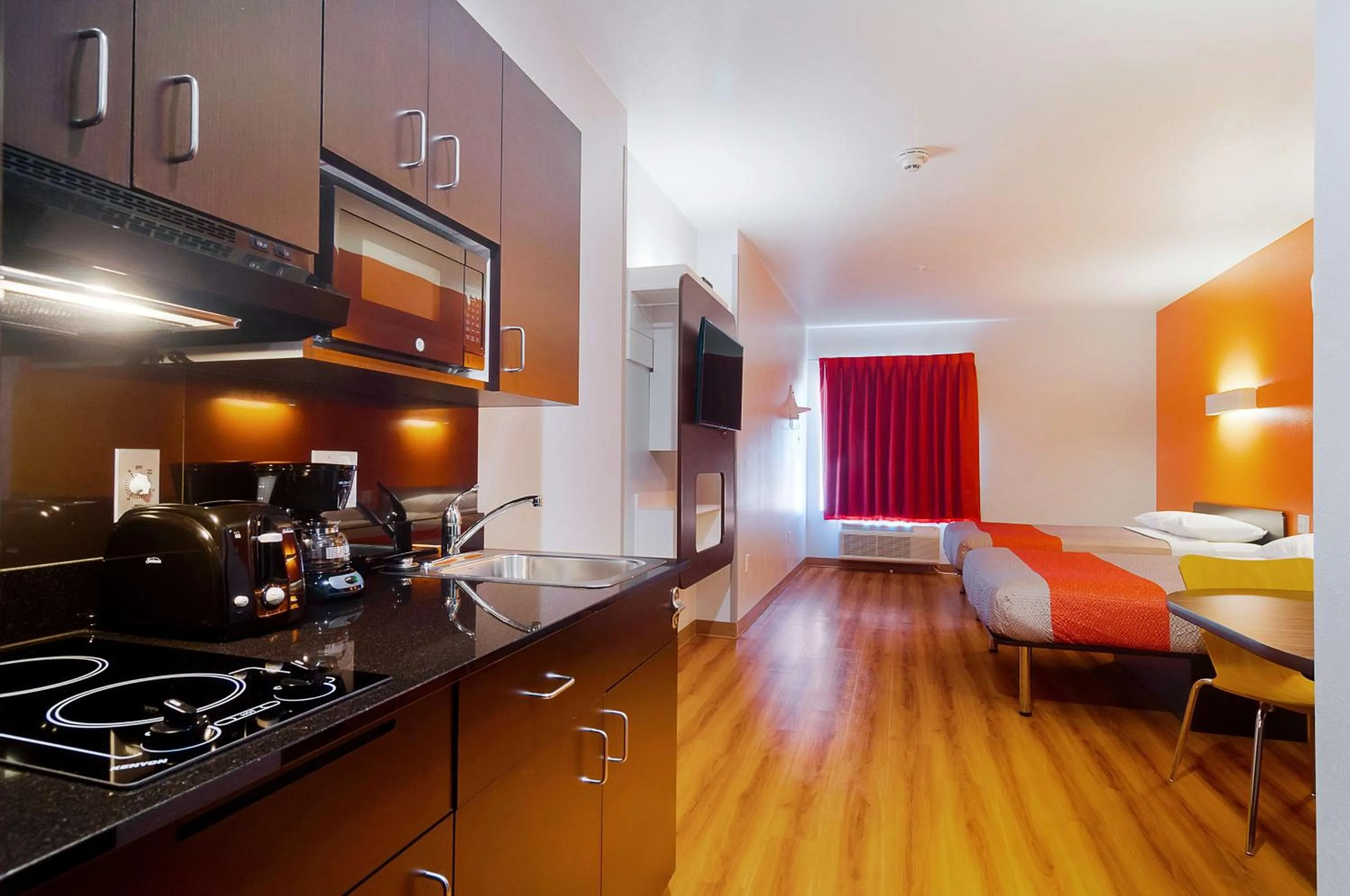 TV and multimedia, Bed in Motel 6-Midland, TX