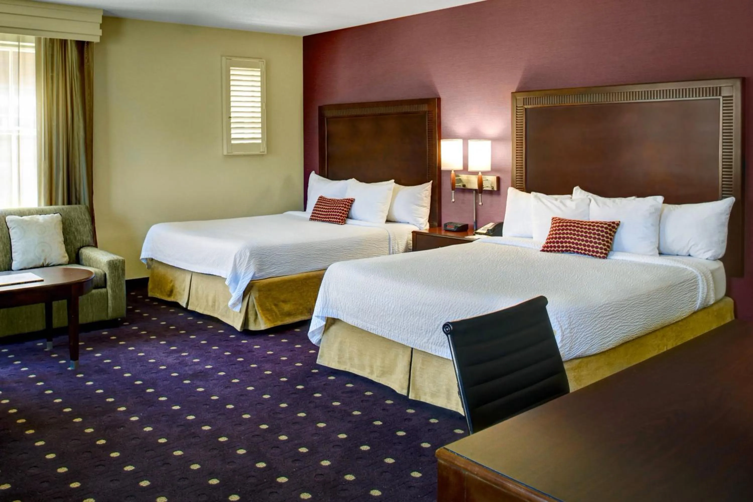 Bed in Courtyard Kansas City Country Club Plaza