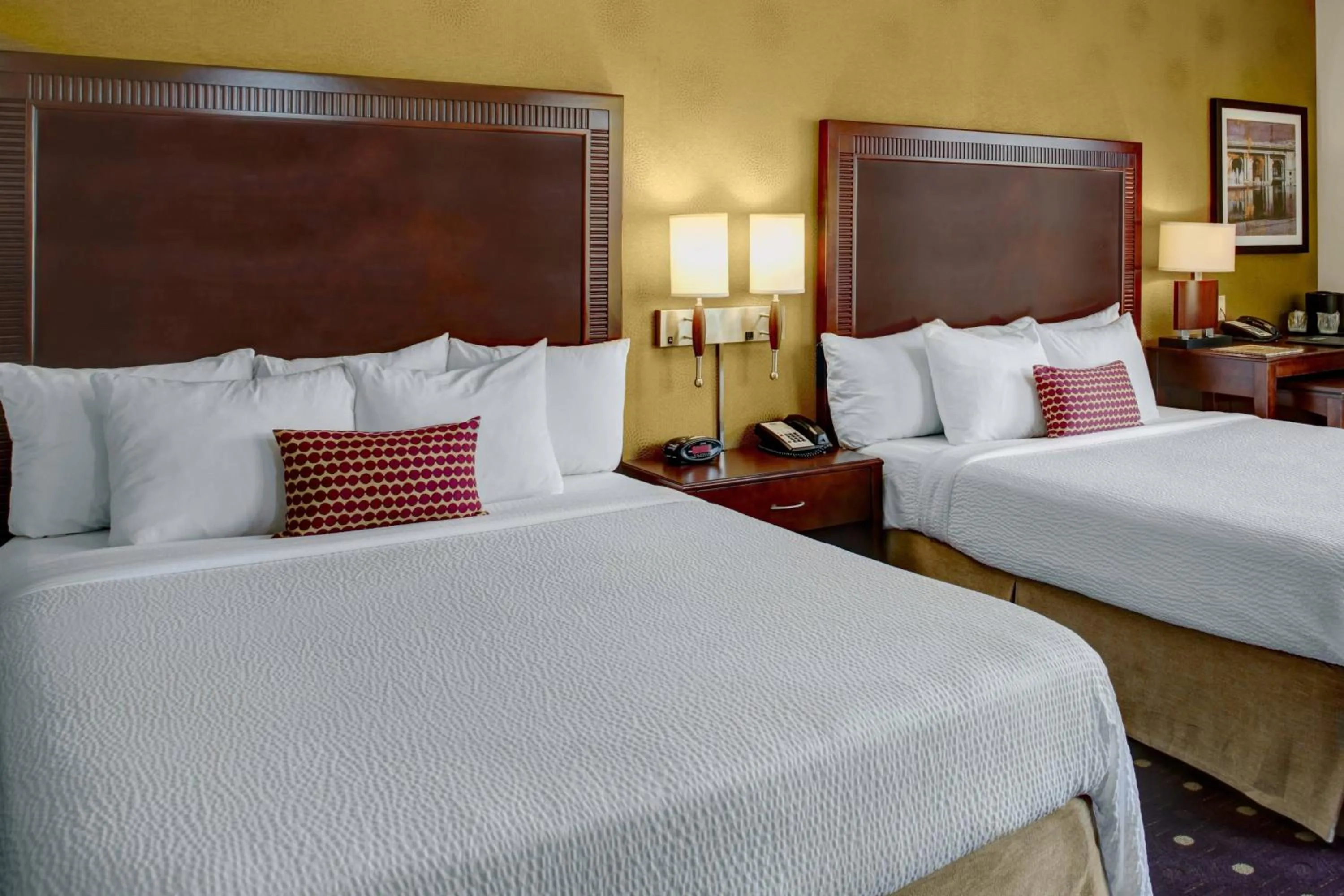 Bed in Courtyard Kansas City Country Club Plaza