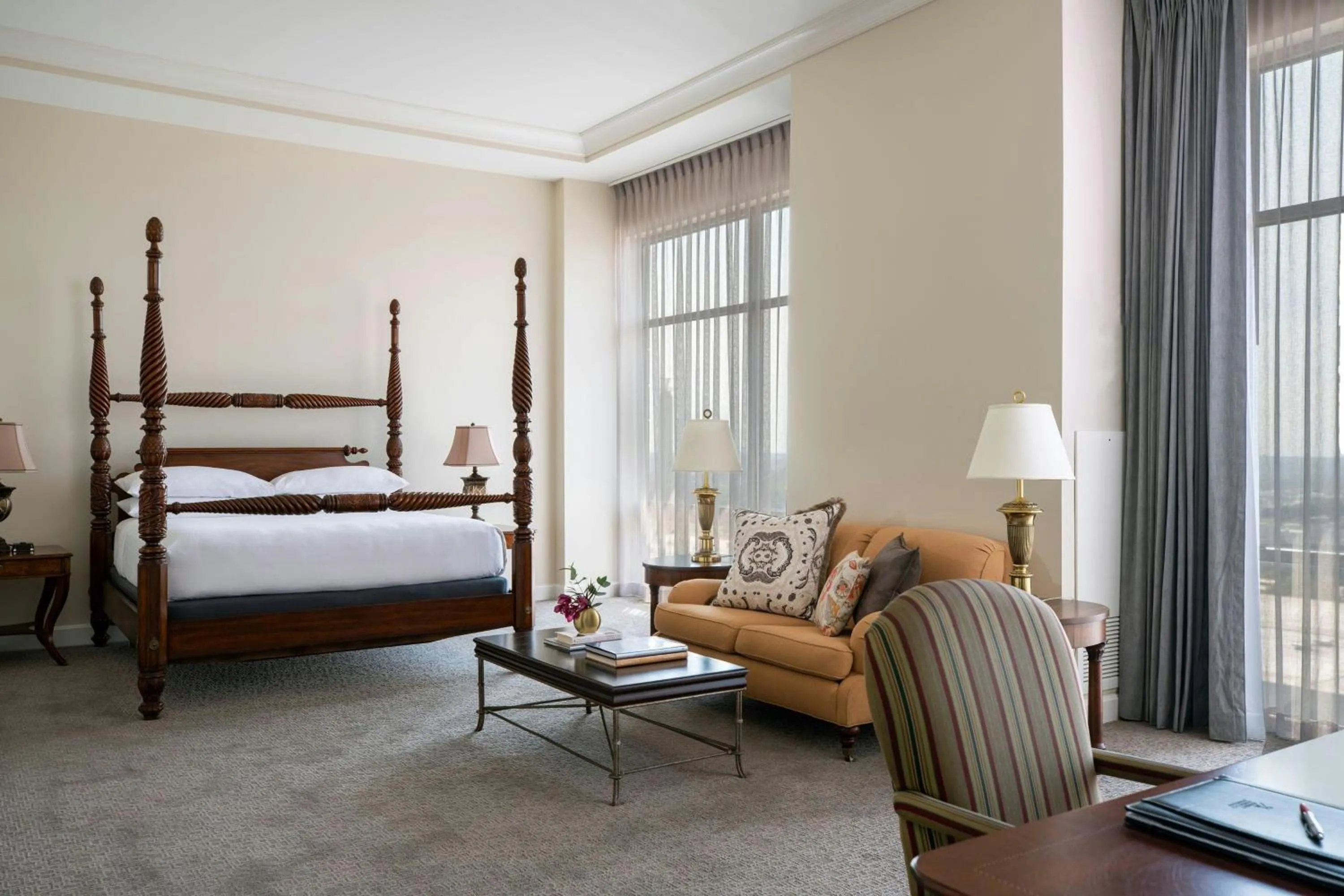 Bedroom, Bed in Kansas City Marriott Downtown