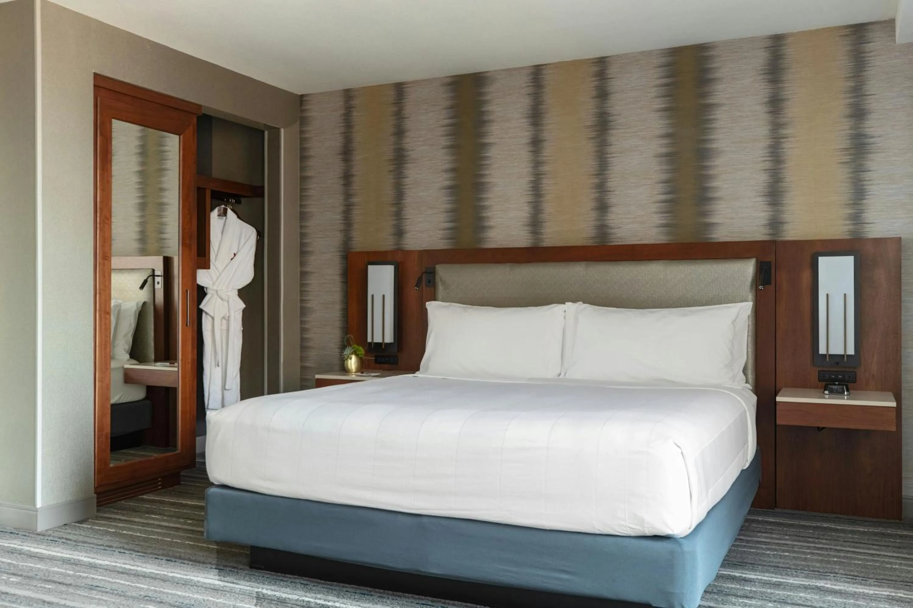 Photo of the whole room, Bed in Kansas City Marriott Downtown