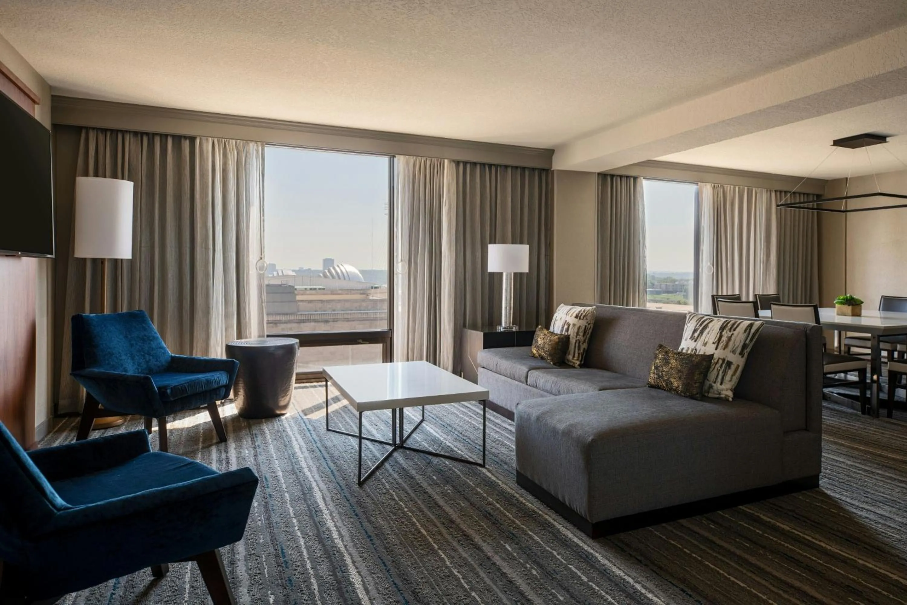 Photo of the whole room, Bed in Kansas City Marriott Downtown