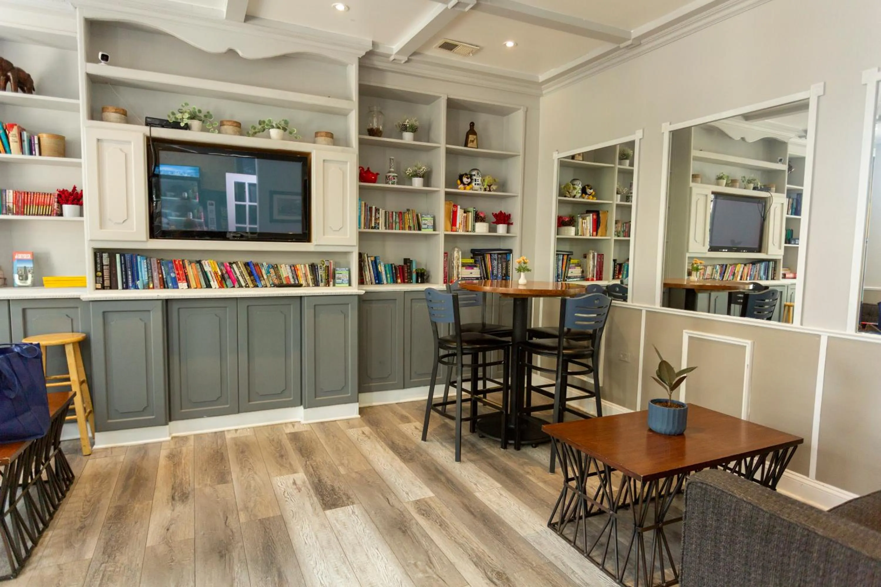 Restaurant/places to eat in Chicago Parthenon Hostel