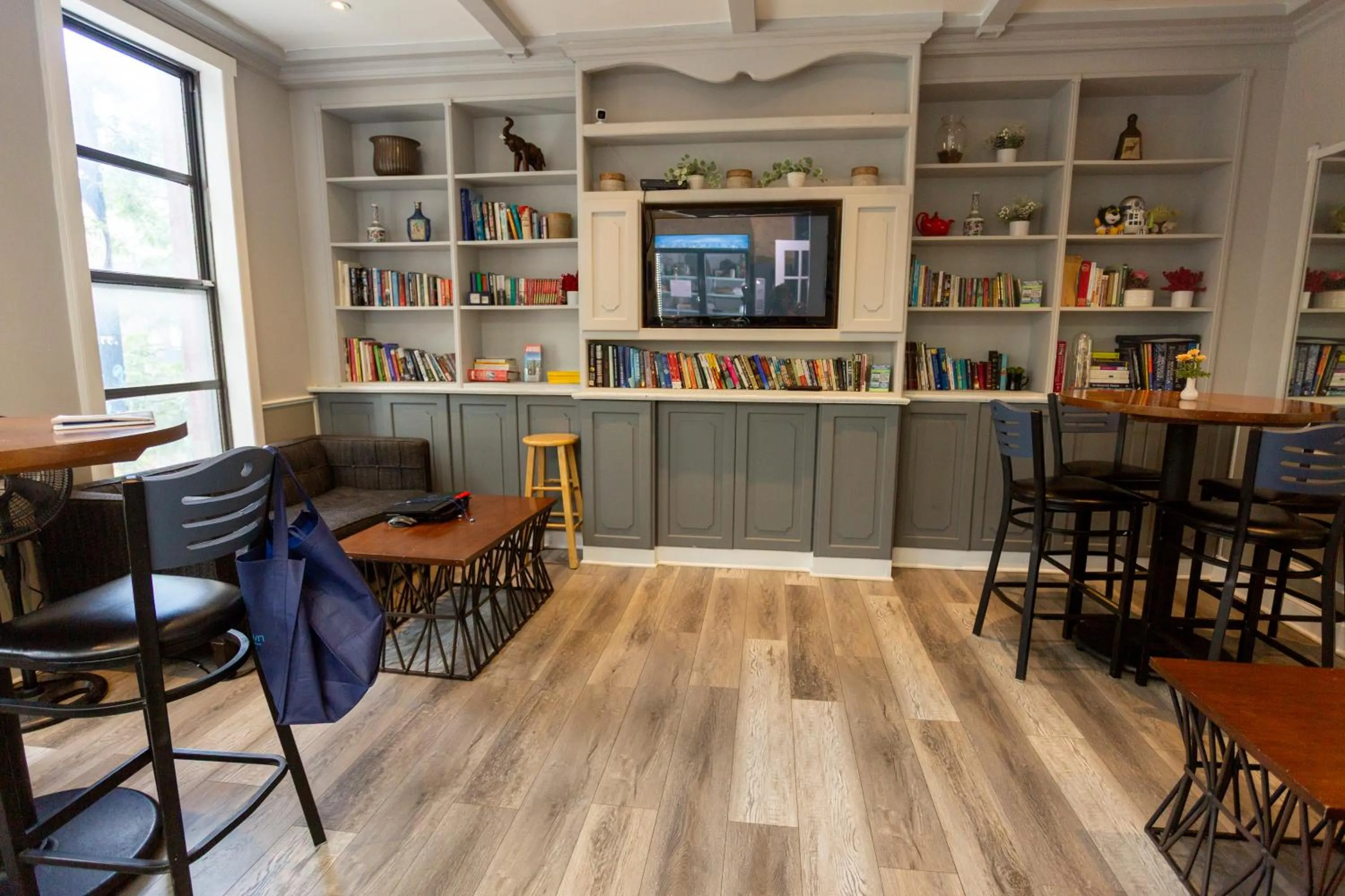 Restaurant/places to eat in Chicago Parthenon Hostel