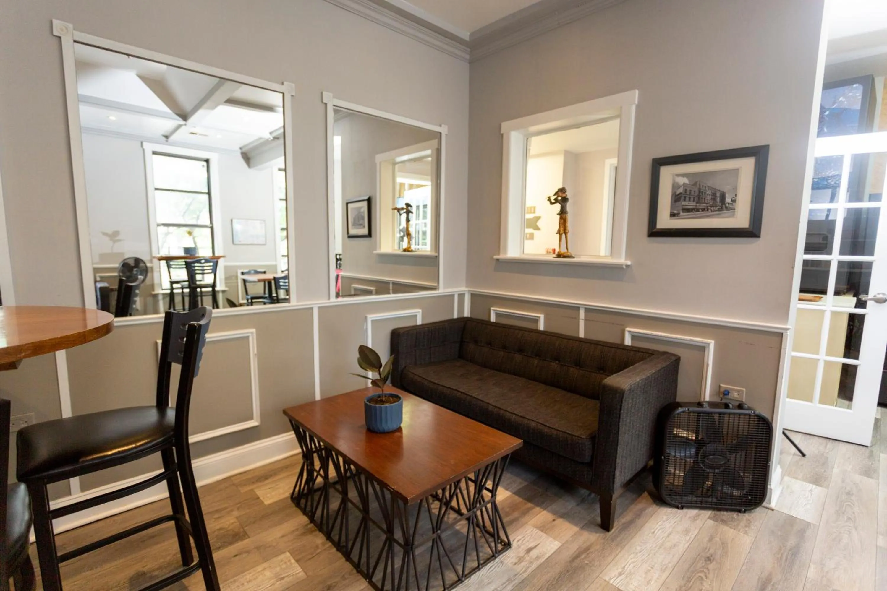 Restaurant/places to eat in Chicago Parthenon Hostel