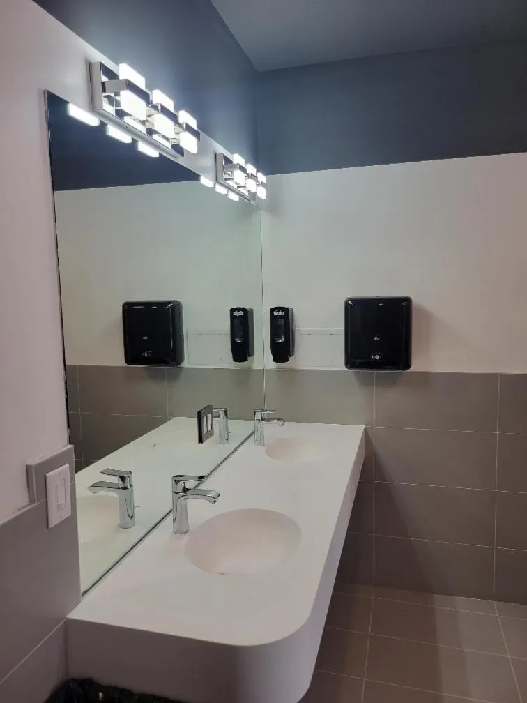 Bathroom in Chicago Parthenon Hostel