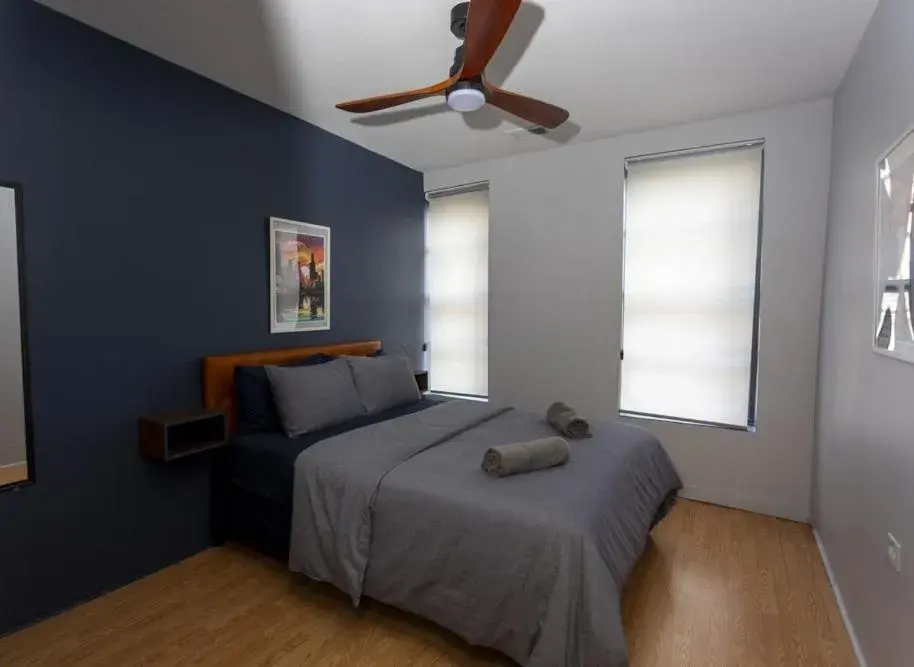 Private Queen Room - Shared Bathroom in Chicago Parthenon Hostel Private Queen Room - Shared Bathroom in Chicago Parthenon Hostel