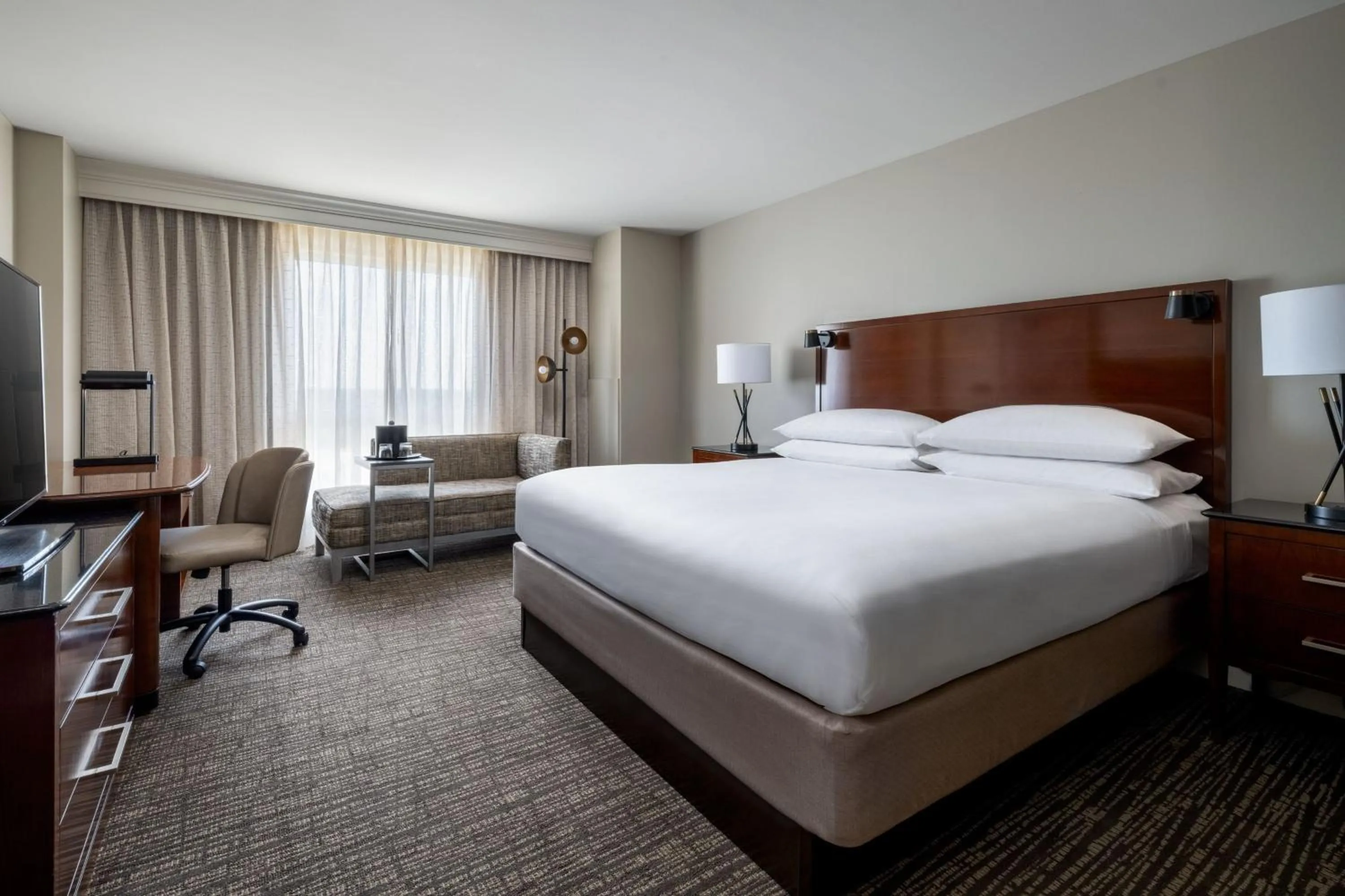 Photo of the whole room, Bed in Macon Marriott City Center