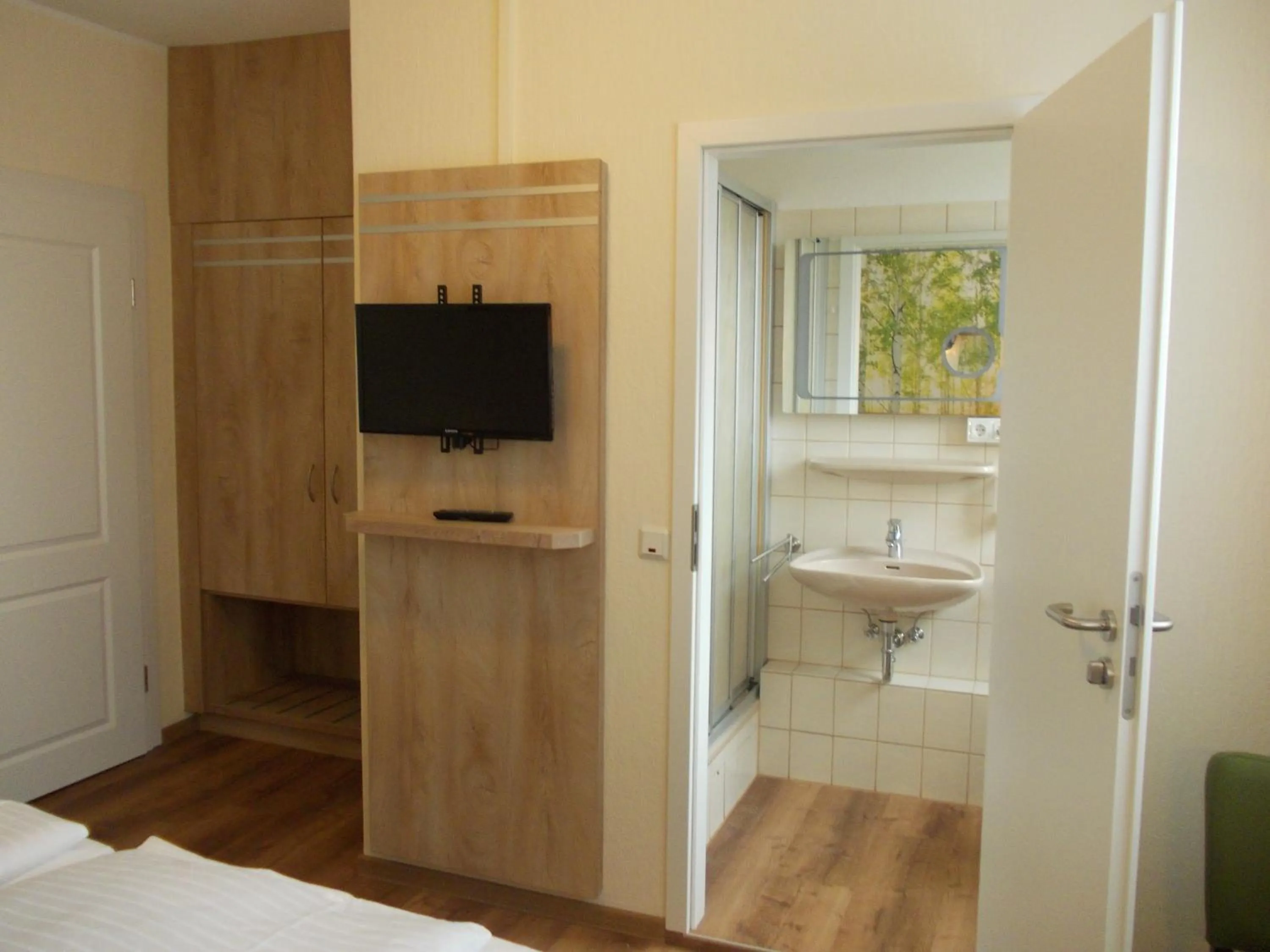 Bathroom, Bed in Berghotel Glockenberg