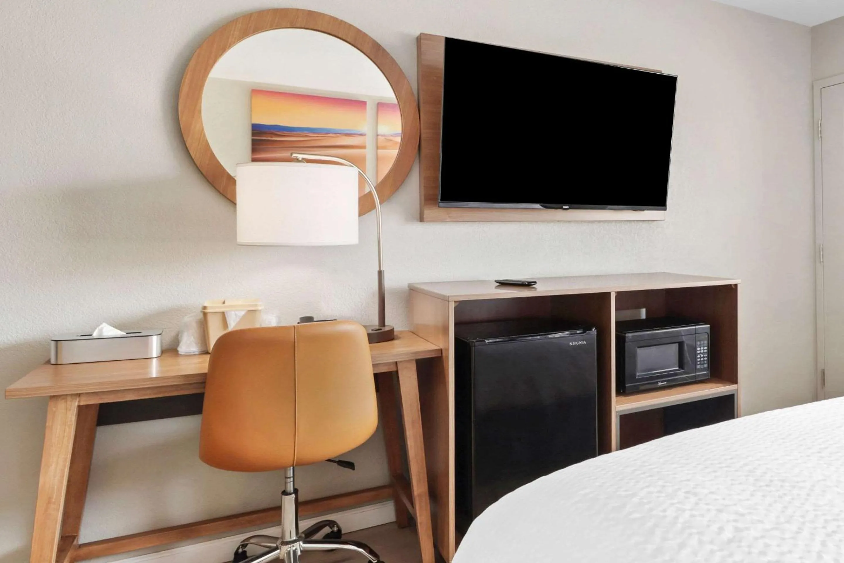 Bedroom, Bed in Clarion Pointe Ridgecrest near China Lake Naval Station