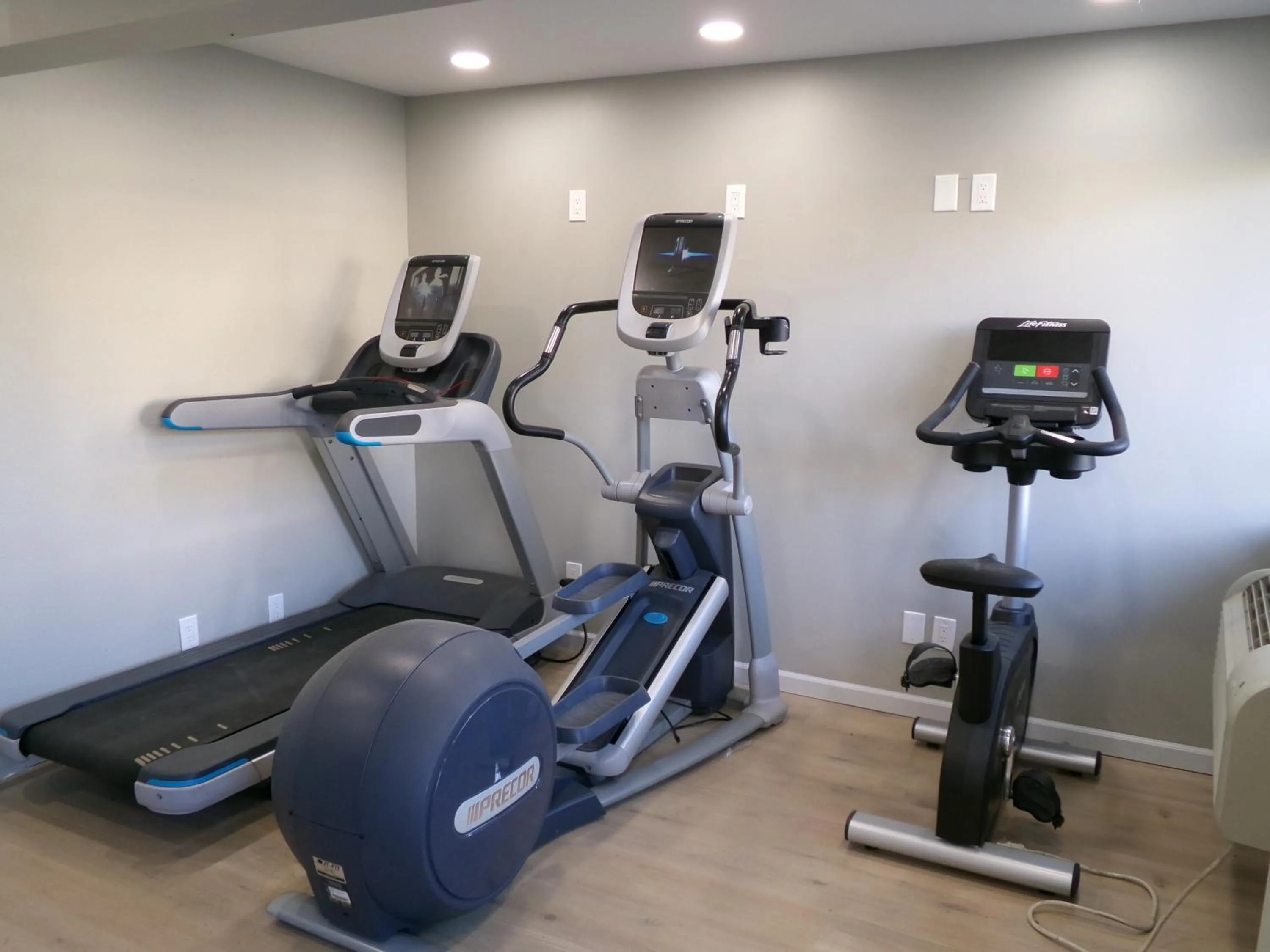 Fitness centre/facilities in Clarion Pointe Ridgecrest near China Lake Naval Station