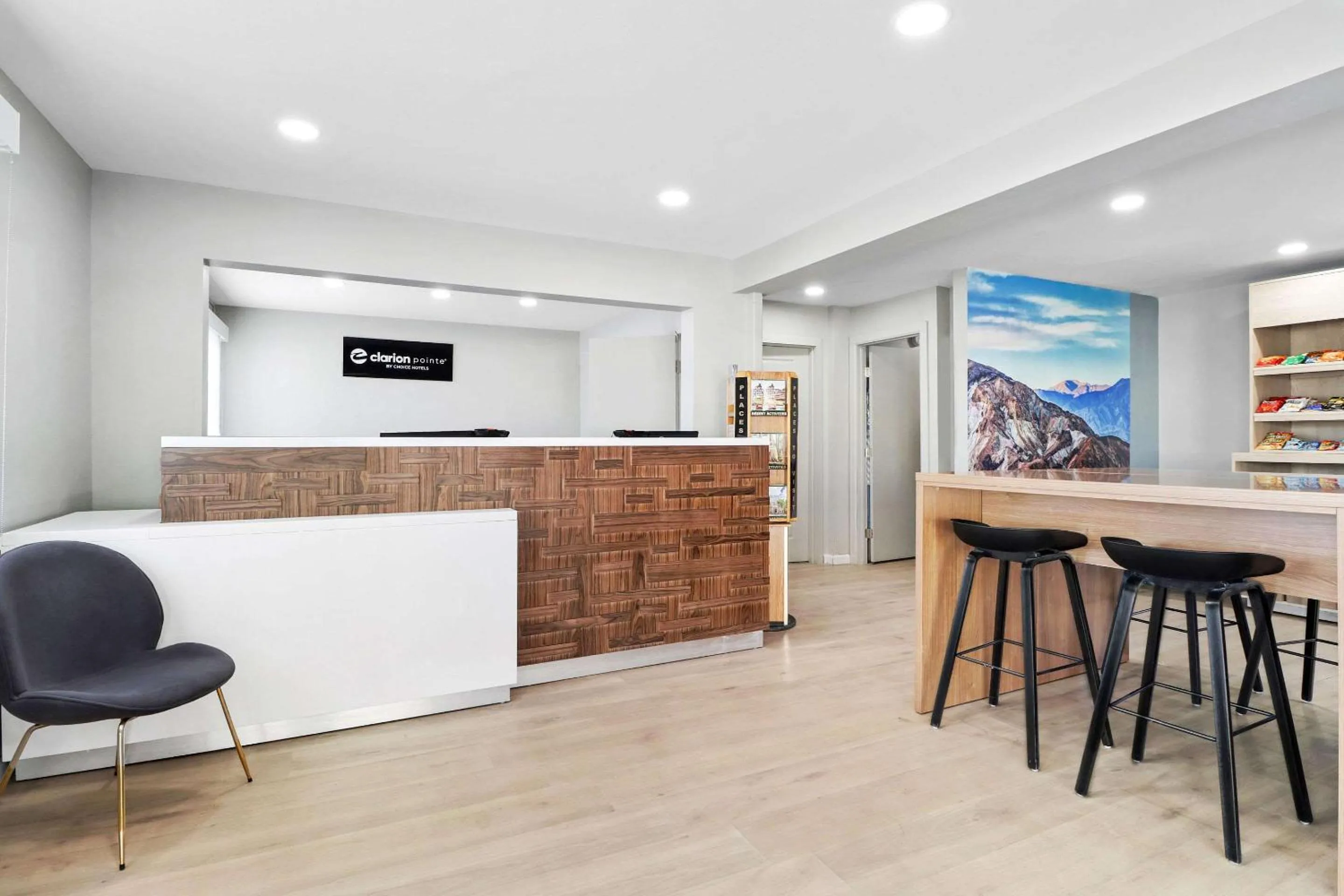 Lobby or reception in Clarion Pointe Ridgecrest near China Lake Naval Station