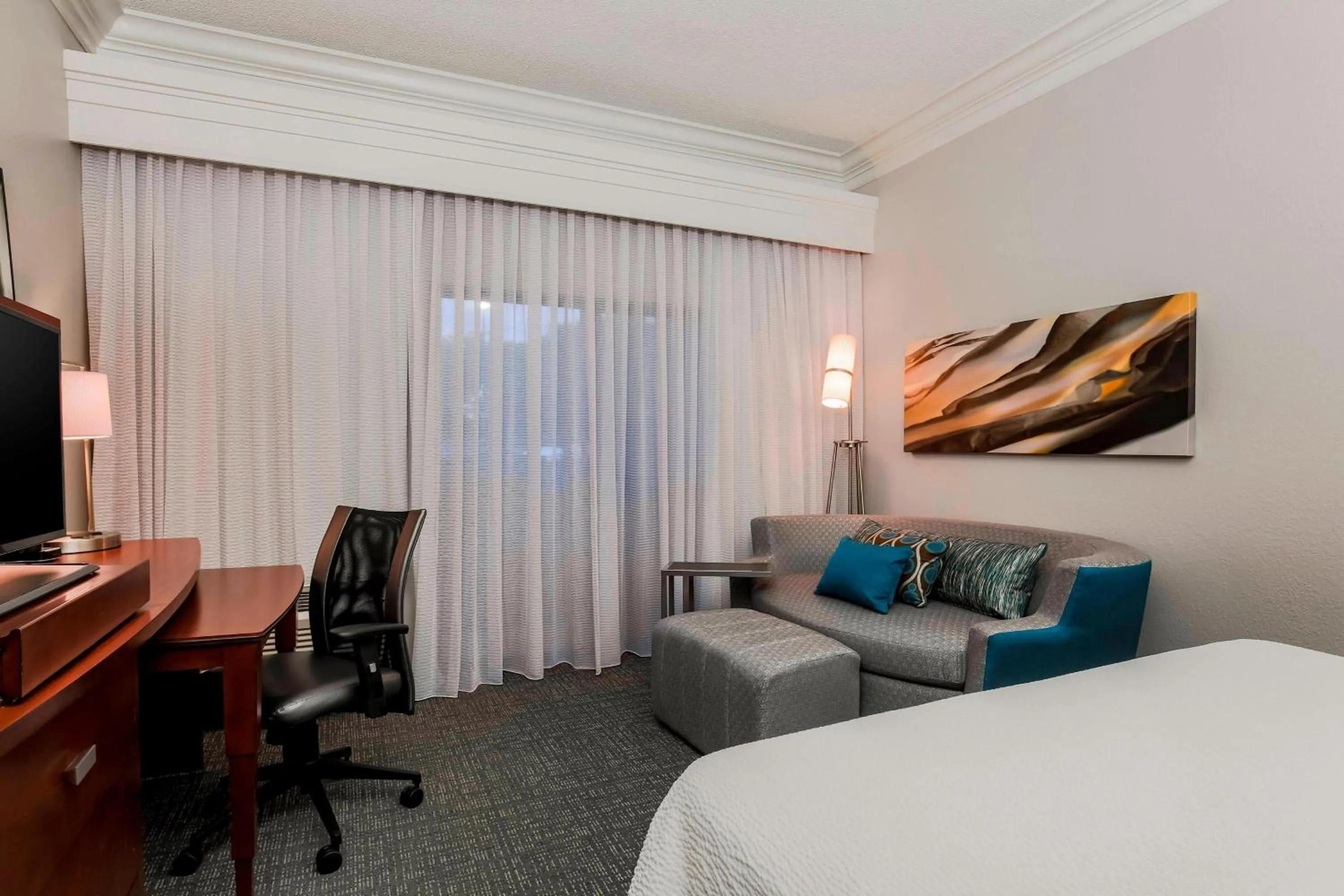 Living room, Bed in Courtyard by Marriott Orlando Lake Mary North