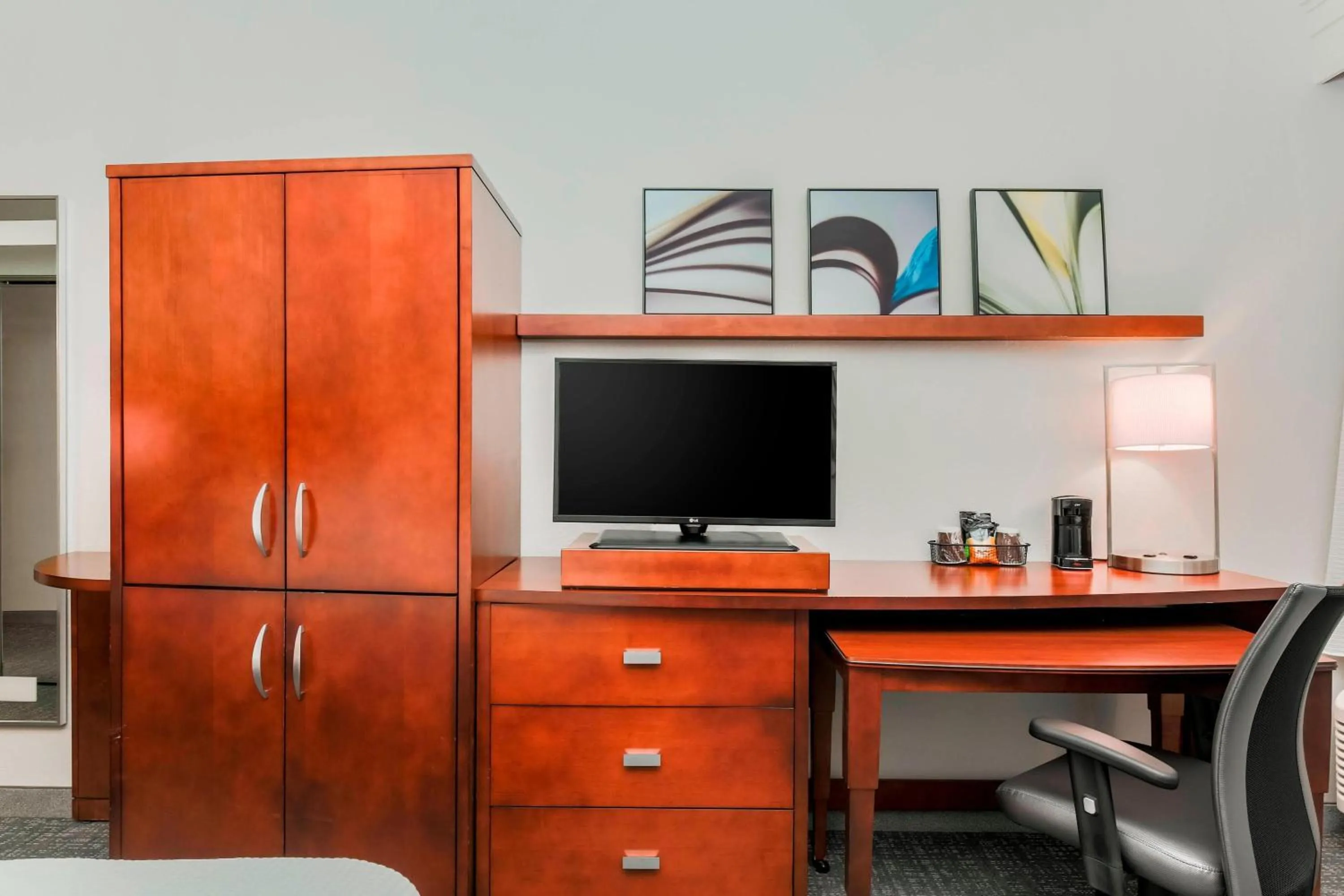 Photo of the whole room in Courtyard by Marriott Orlando Lake Mary North