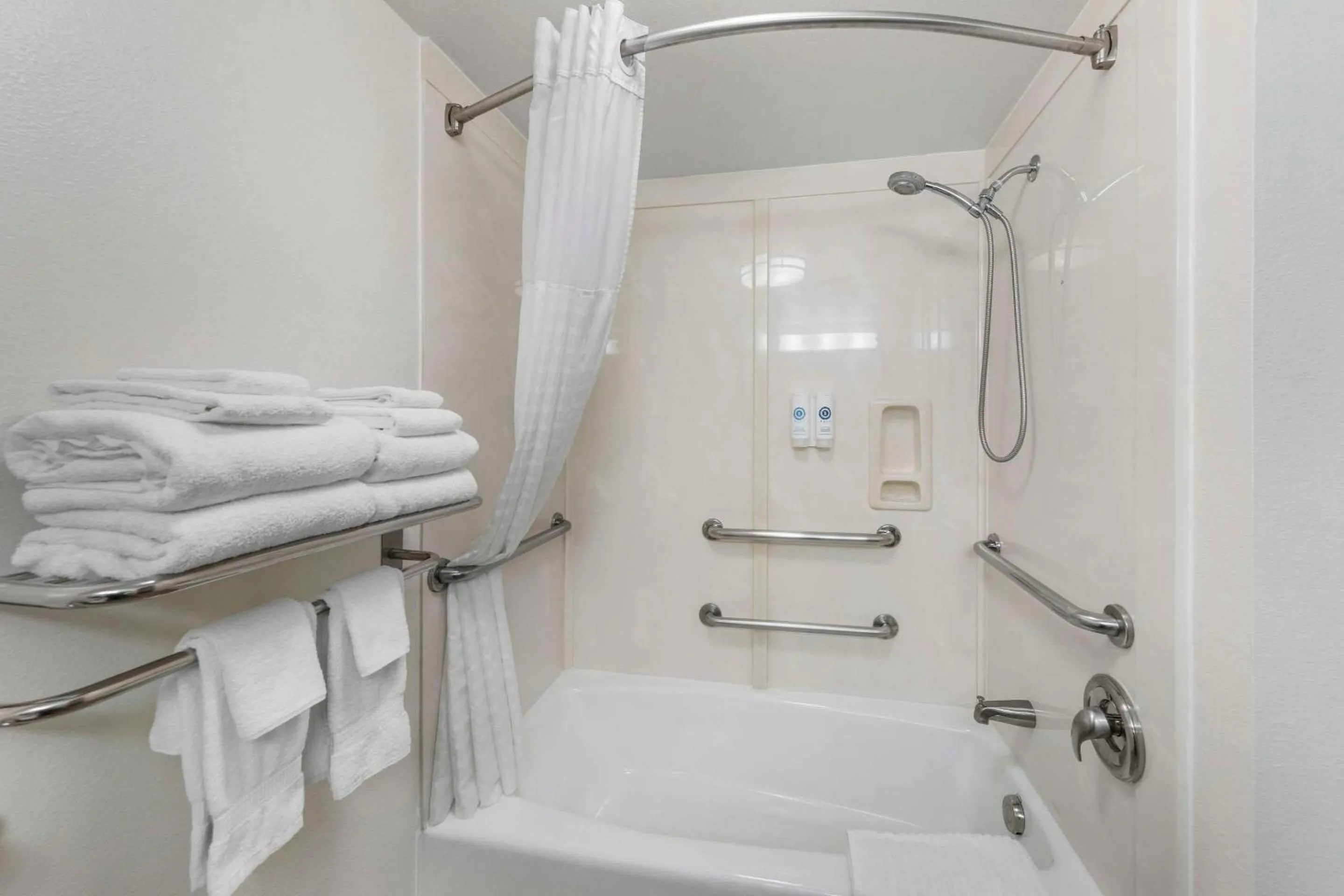 Bedroom in Comfort Suites Tulare Sequoia Gateway