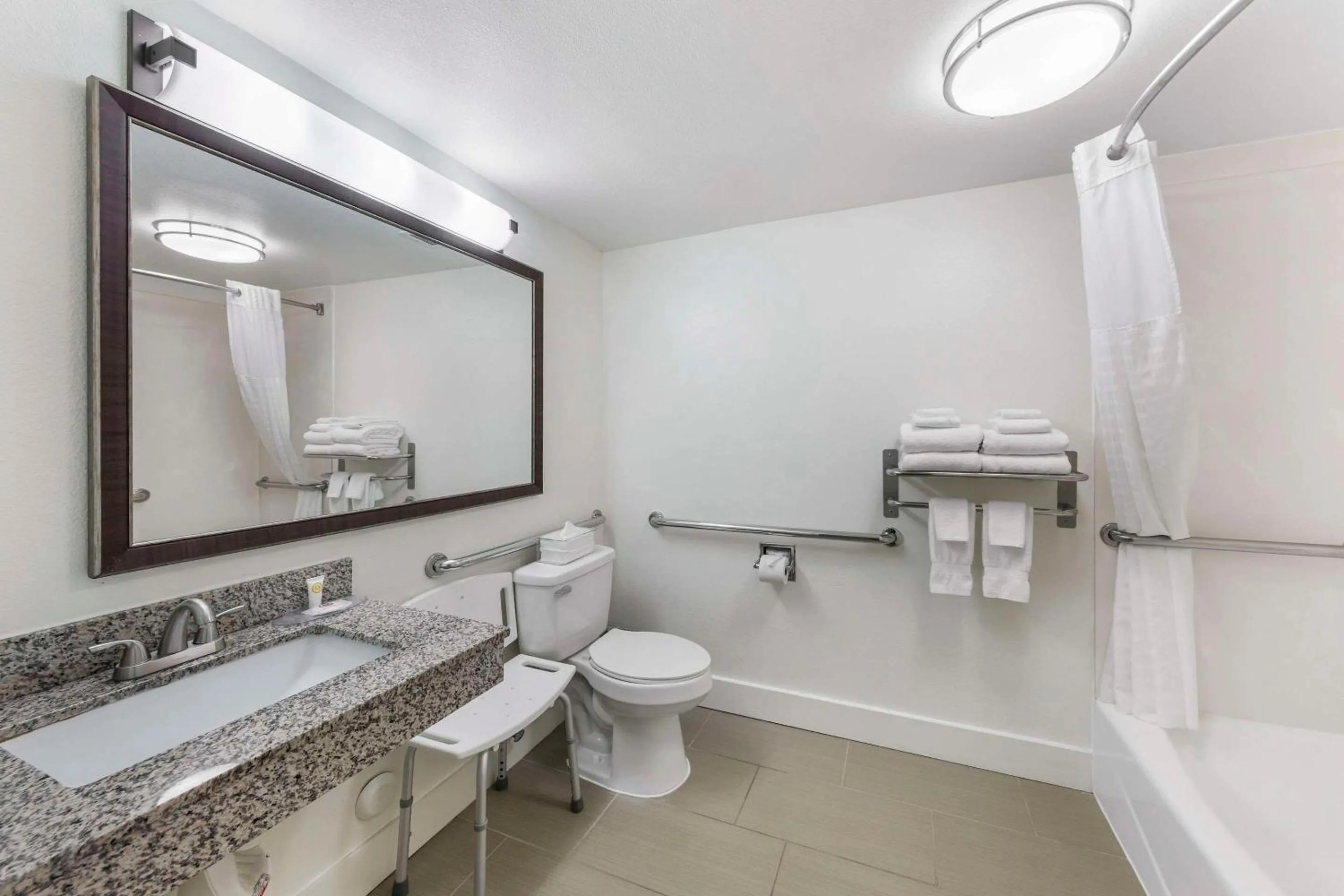 Bedroom in Comfort Suites Tulare Sequoia Gateway