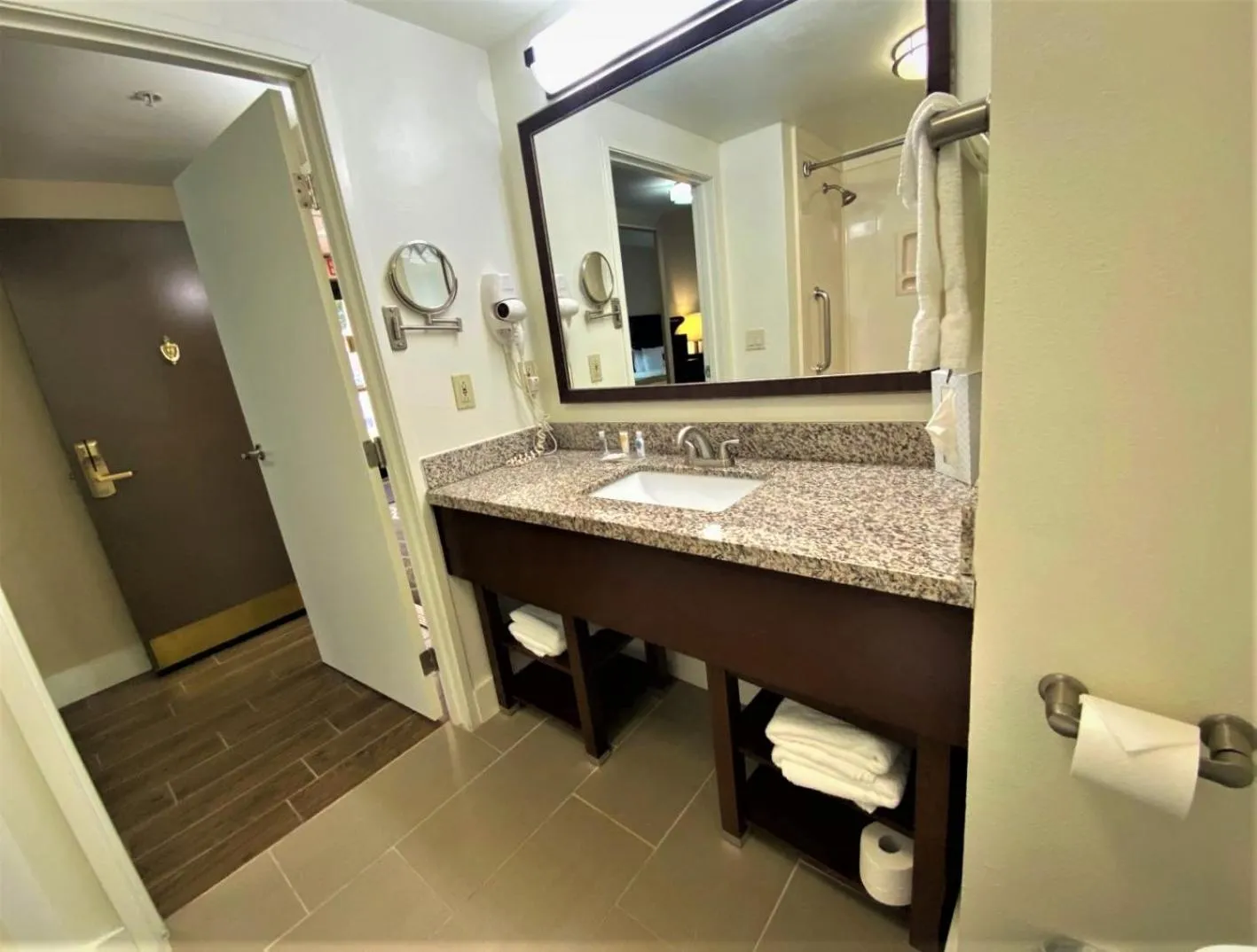 Bathroom in Comfort Suites Tulare Sequoia Gateway
