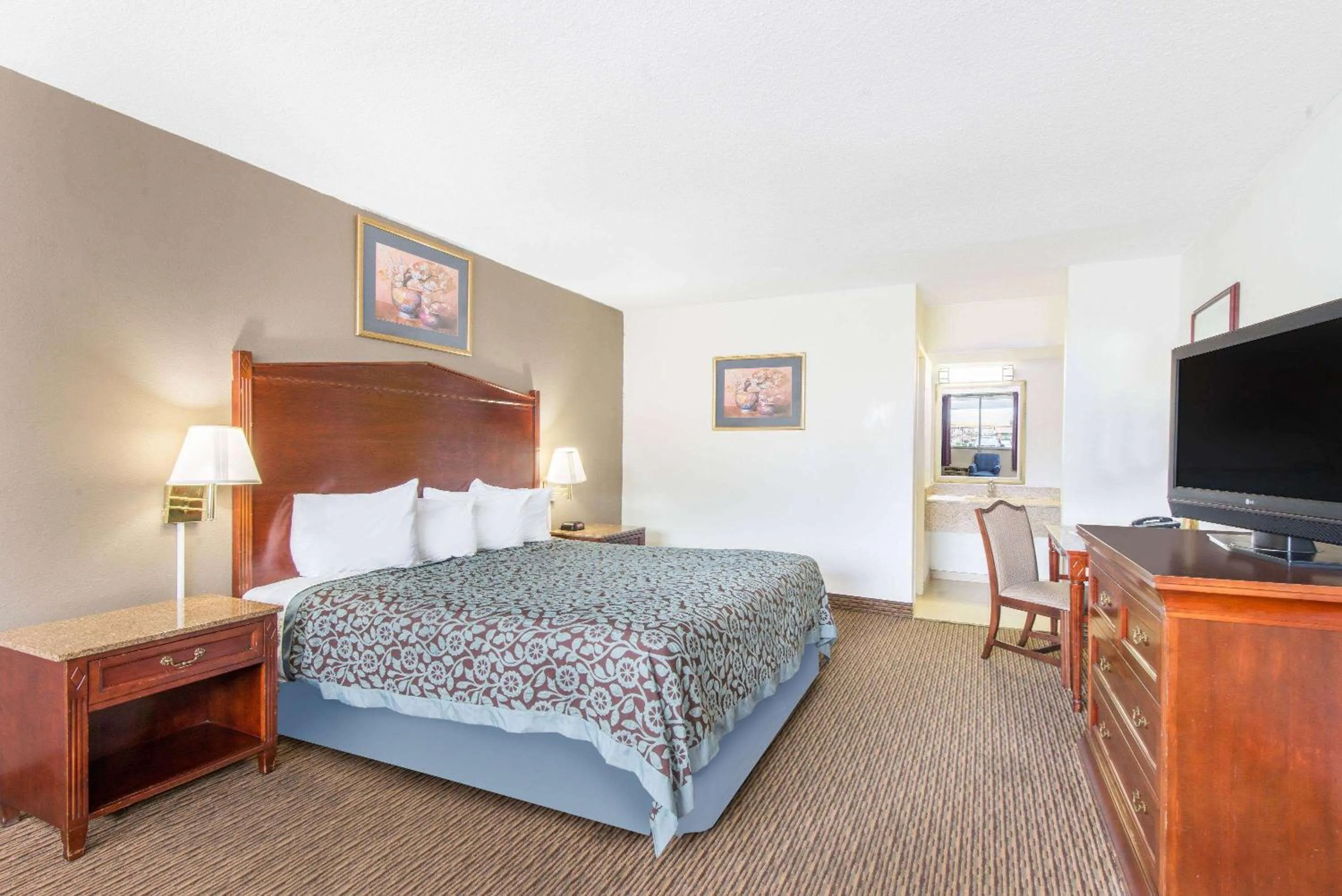 Photo of the whole room, Bed in Days Inn by Wyndham Arlington Pentagon