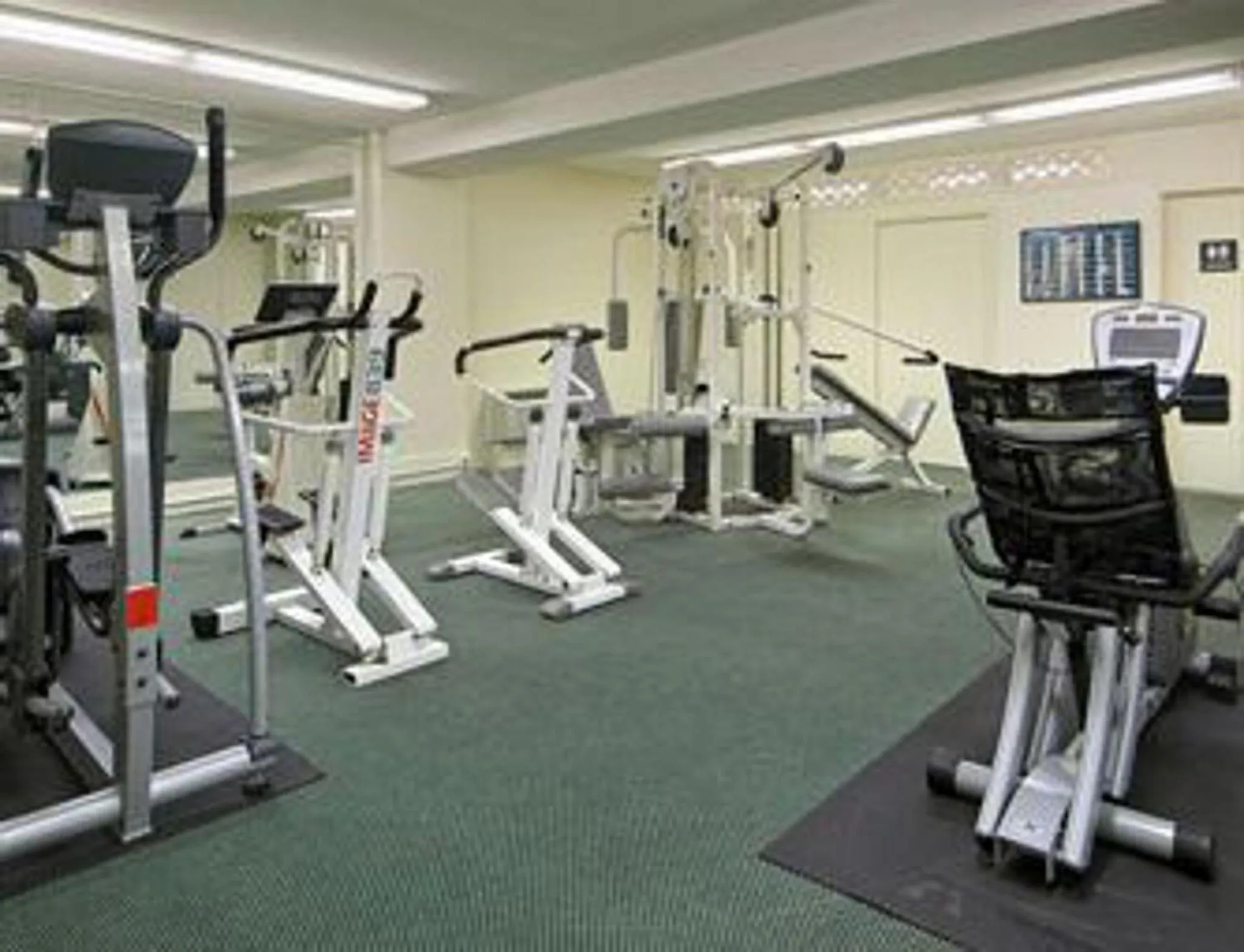 Fitness centre/facilities in Days Inn by Wyndham Arlington Pentagon