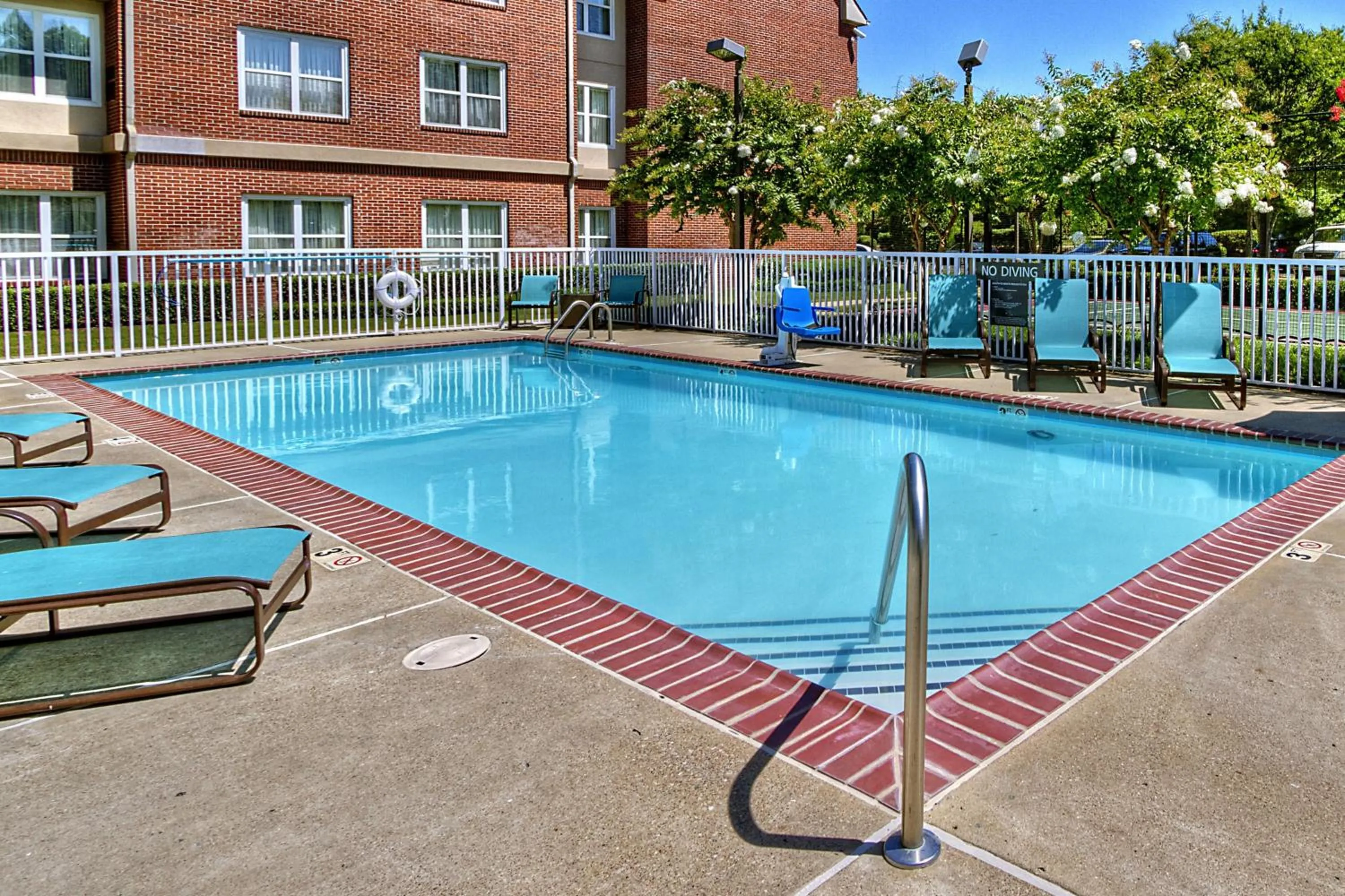 Swimming pool in Residence Inn Memphis Germantown