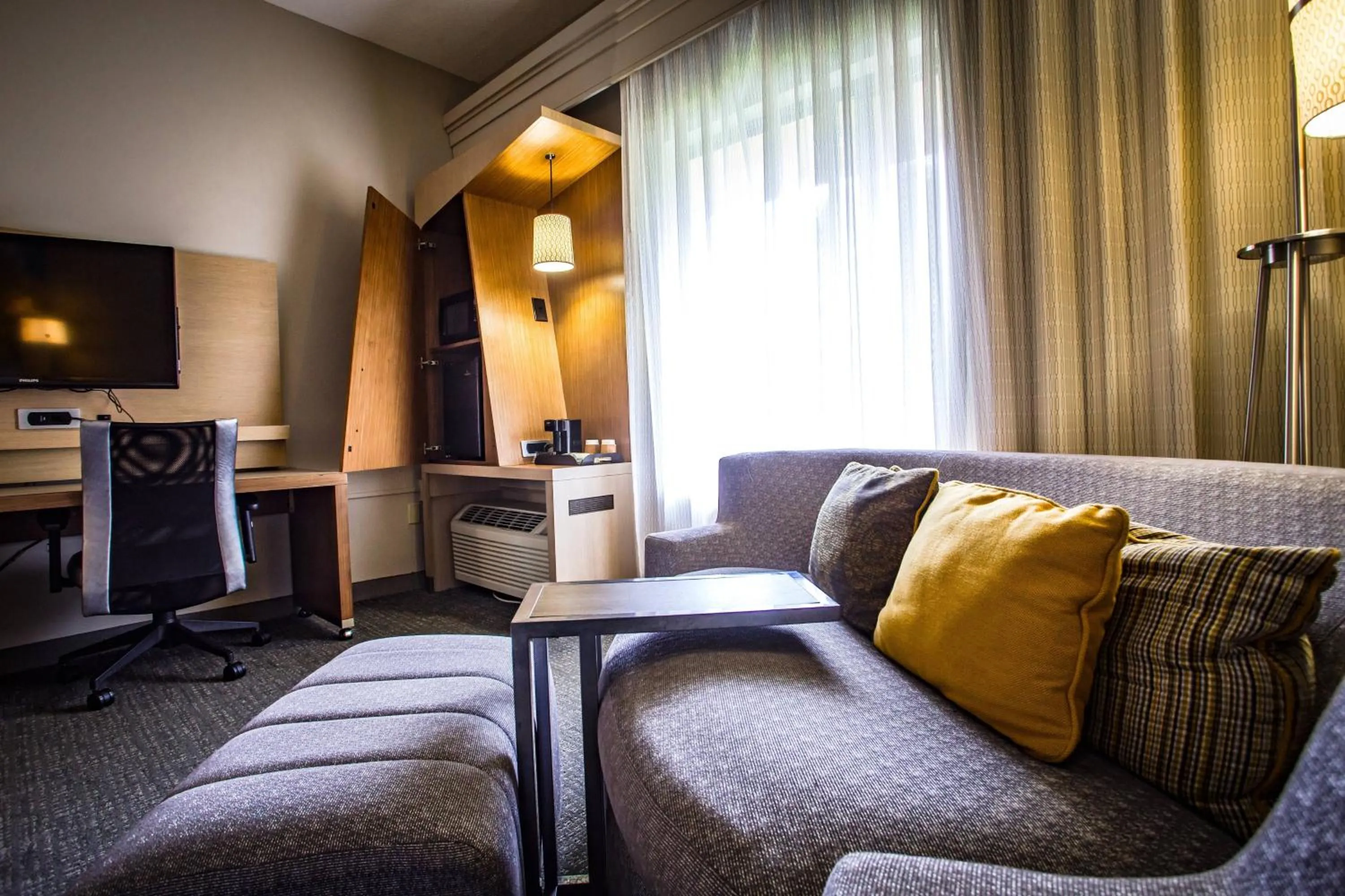 Photo of the whole room in Courtyard Memphis East/Bill Morris Parkway