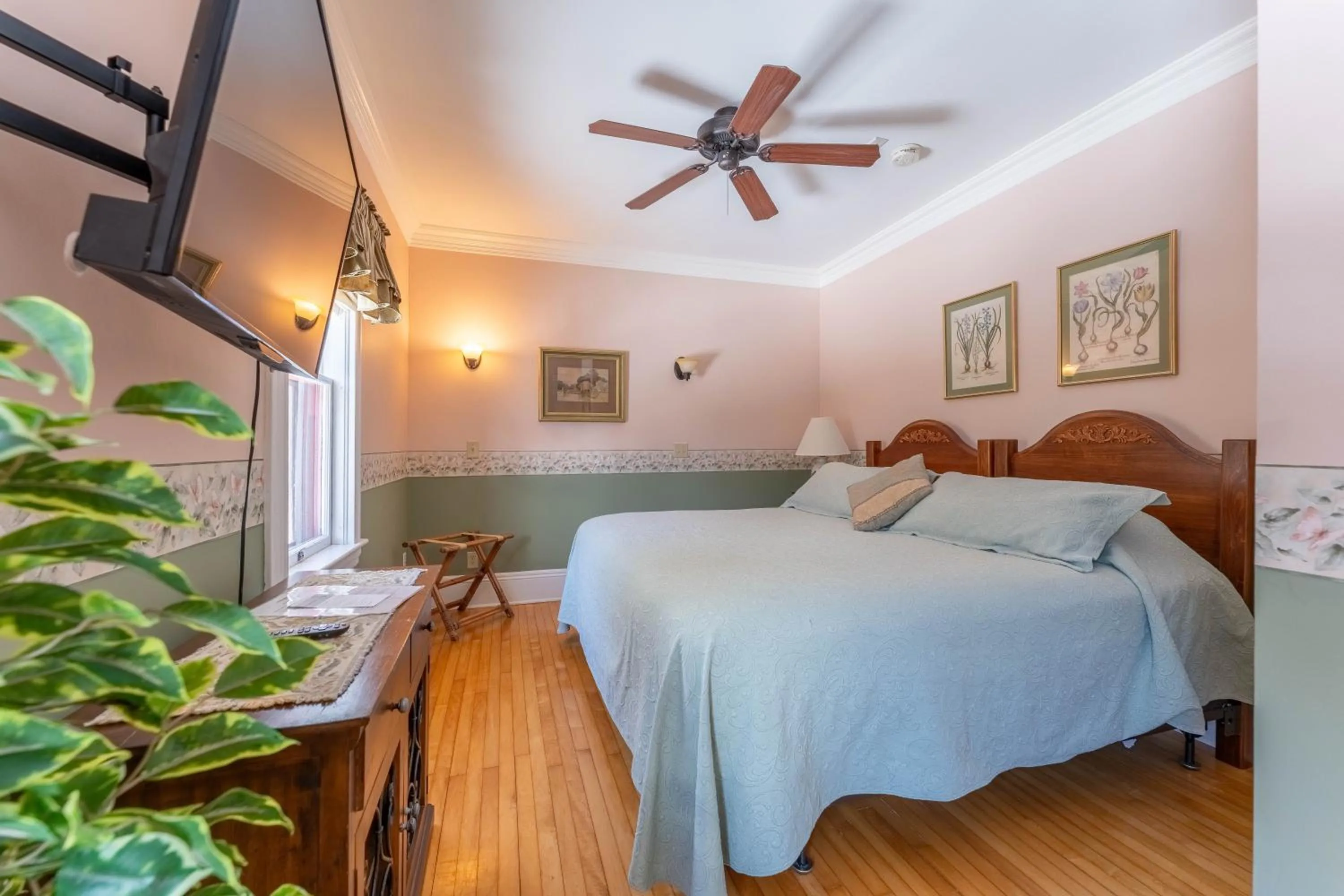 Bed in Dominion Hill Country Inn