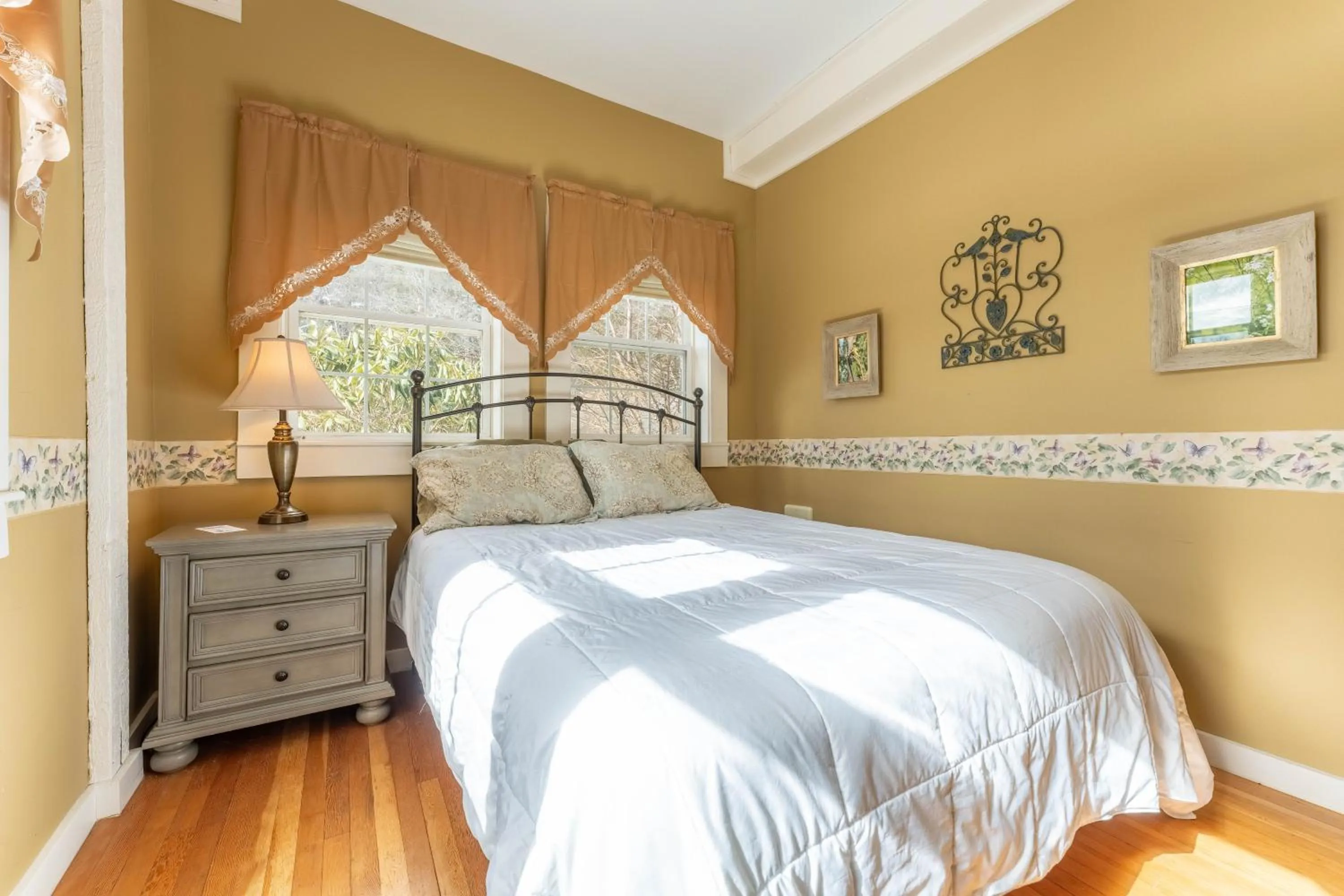 Bed in Dominion Hill Country Inn