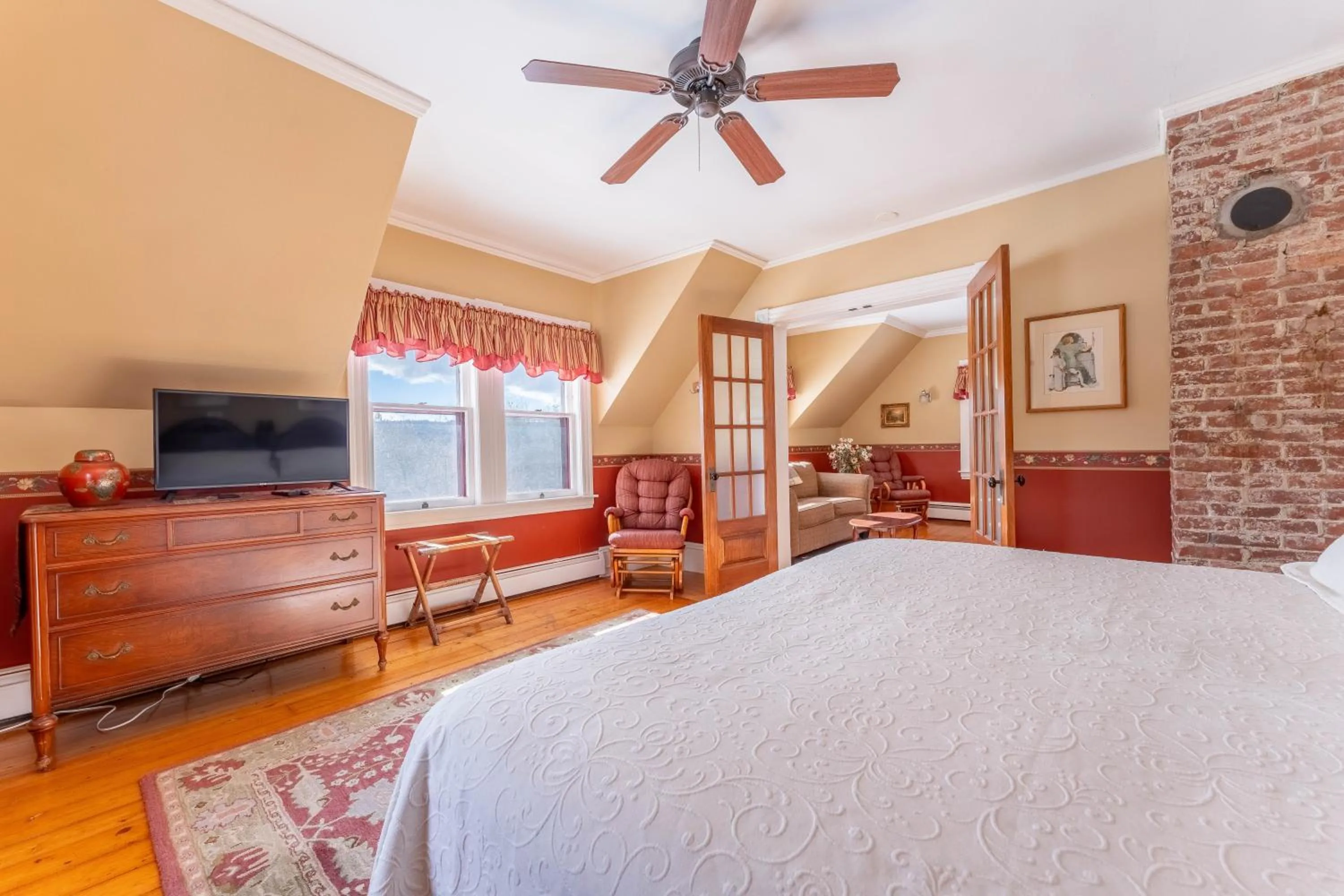 Bed in Dominion Hill Country Inn