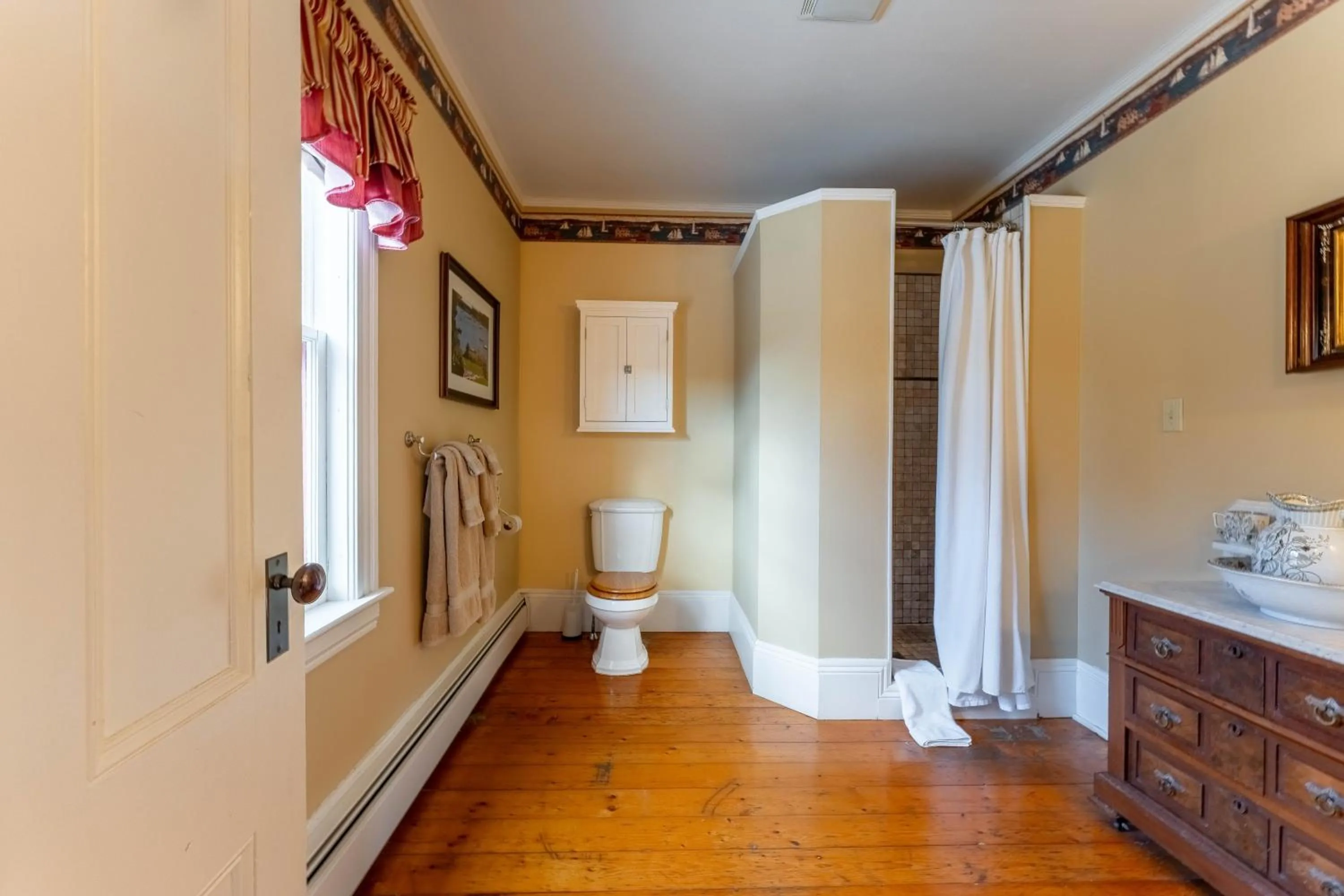 Shower in Dominion Hill Country Inn