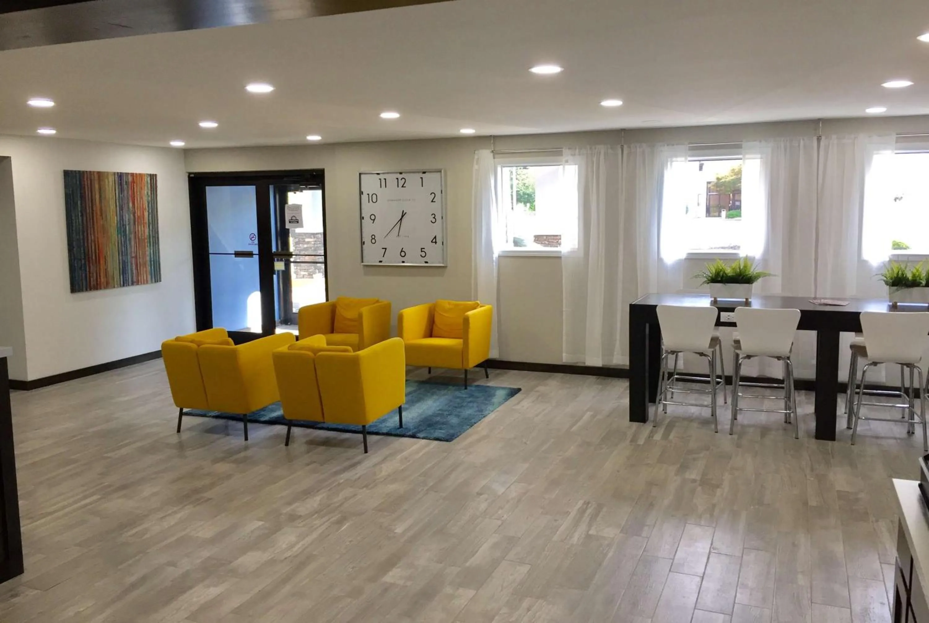 Lobby or reception in Days Inn & Suites by Wyndham Cincinnati North