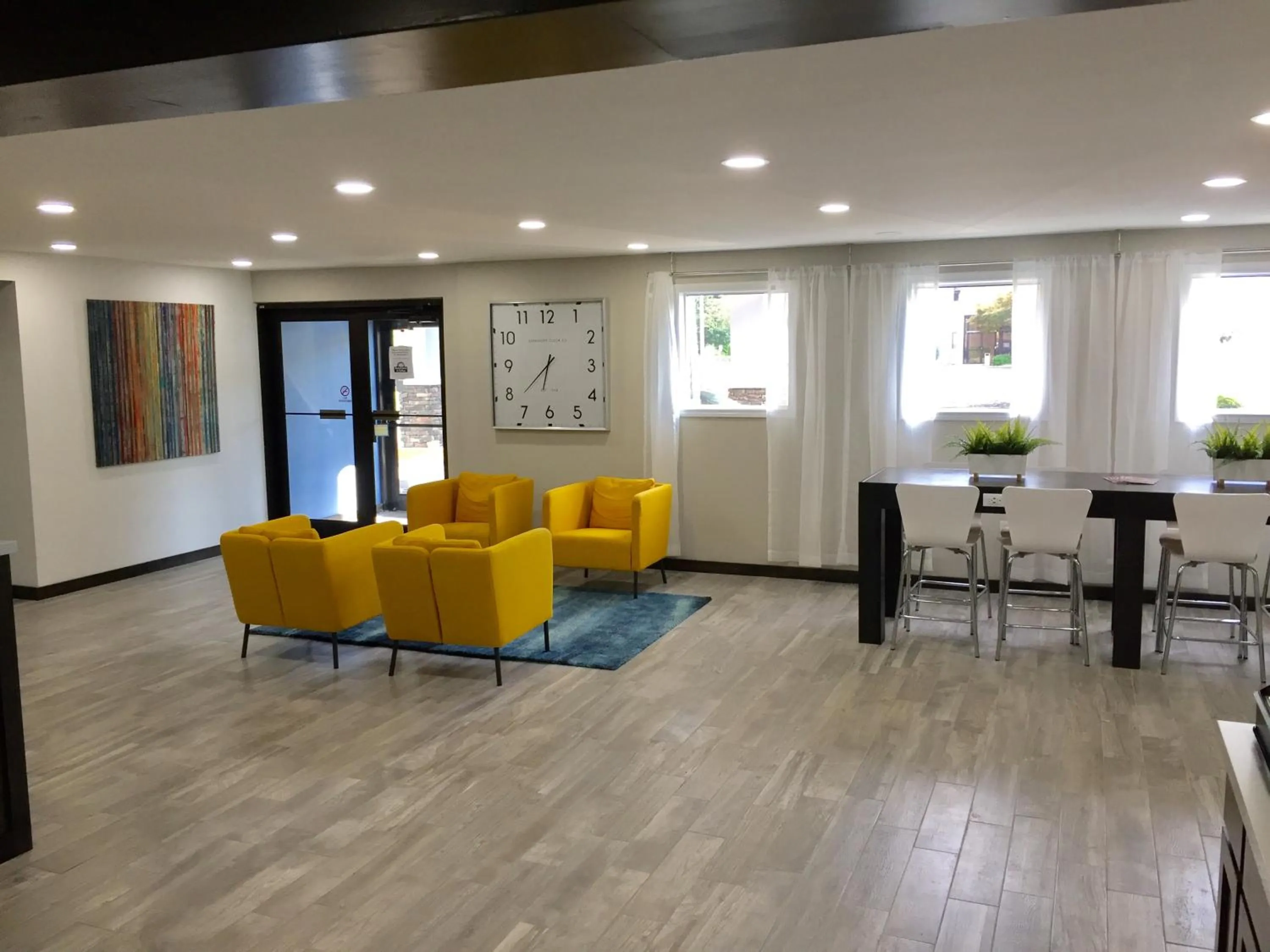 Seating area in Days Inn & Suites by Wyndham Cincinnati North